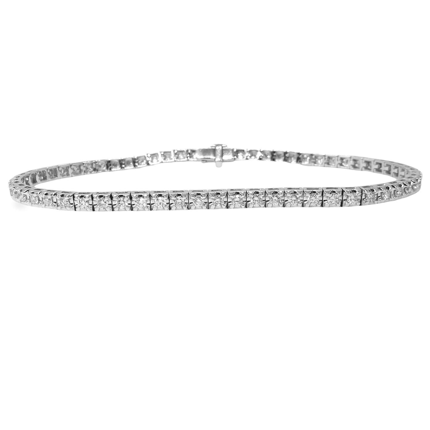 Craquez pour ce bracelet en or blanc 18K, délicatement dessiné dans un style rivière, et sublimé par 1,1 ct de diamants scintillants. Ce bijou intemporel, à la fois discret et lumineux, apporte une touche de sophistication à toutes vos tenues. Parfait pour une occasion spéciale ou pour illuminer le quotidien avec finesse et élégance.