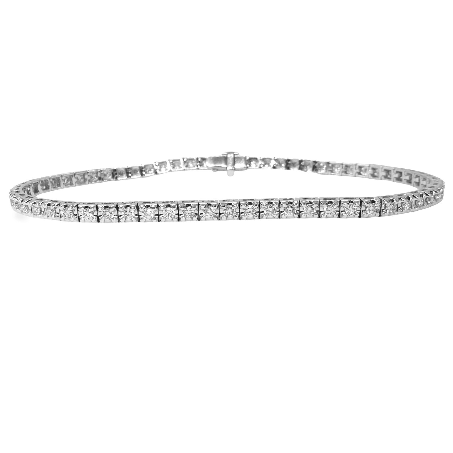 Craquez pour ce bracelet en or blanc 18K, délicatement dessiné dans un style rivière, et sublimé par 1,1 ct de diamants scintillants. Ce bijou intemporel, à la fois discret et lumineux, apporte une touche de sophistication à toutes vos tenues. Parfait pour une occasion spéciale ou pour illuminer le quotidien avec finesse et élégance.