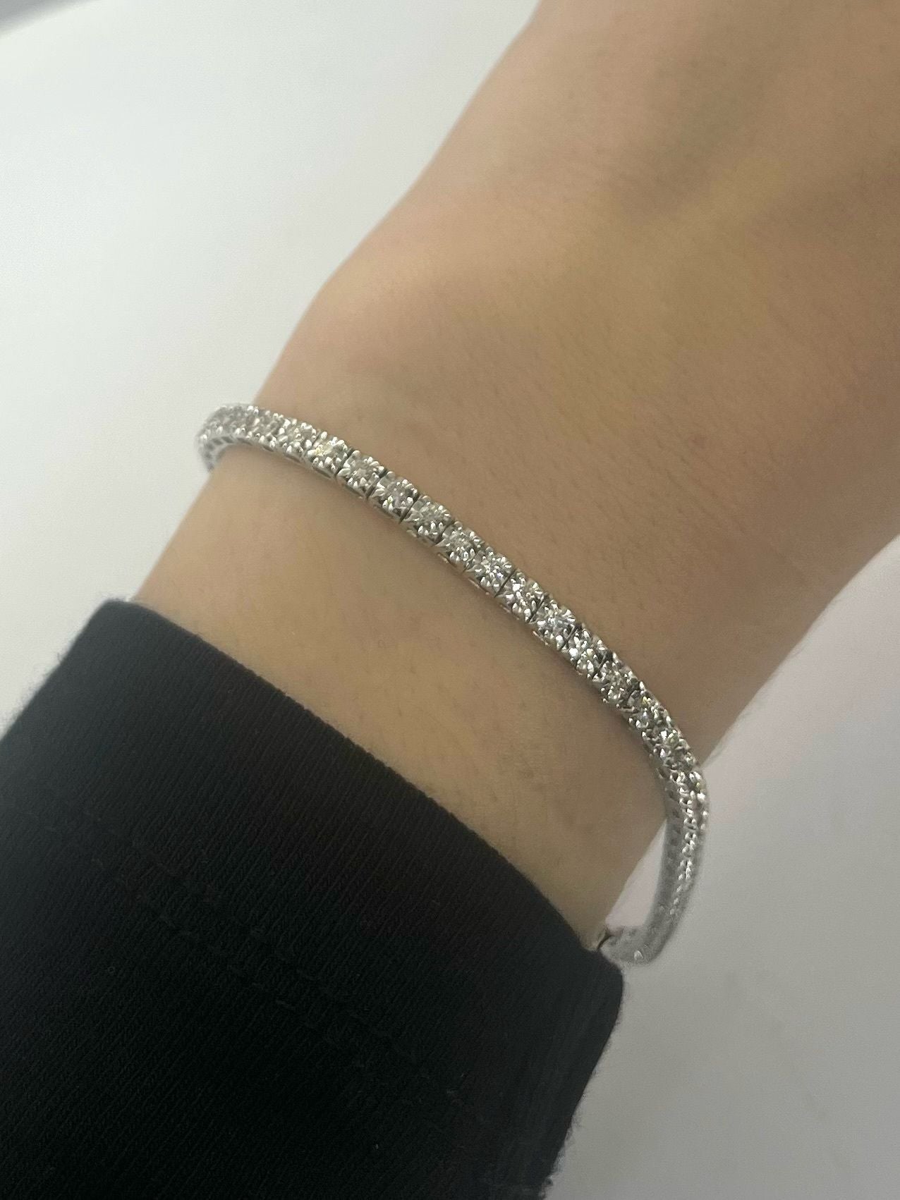 Craquez pour ce bracelet en or blanc 18K, délicatement dessiné dans un style rivière, et sublimé par 1,1 ct de diamants scintillants. Ce bijou intemporel, à la fois discret et lumineux, apporte une touche de sophistication à toutes vos tenues. Parfait pour une occasion spéciale ou pour illuminer le quotidien avec finesse et élégance.