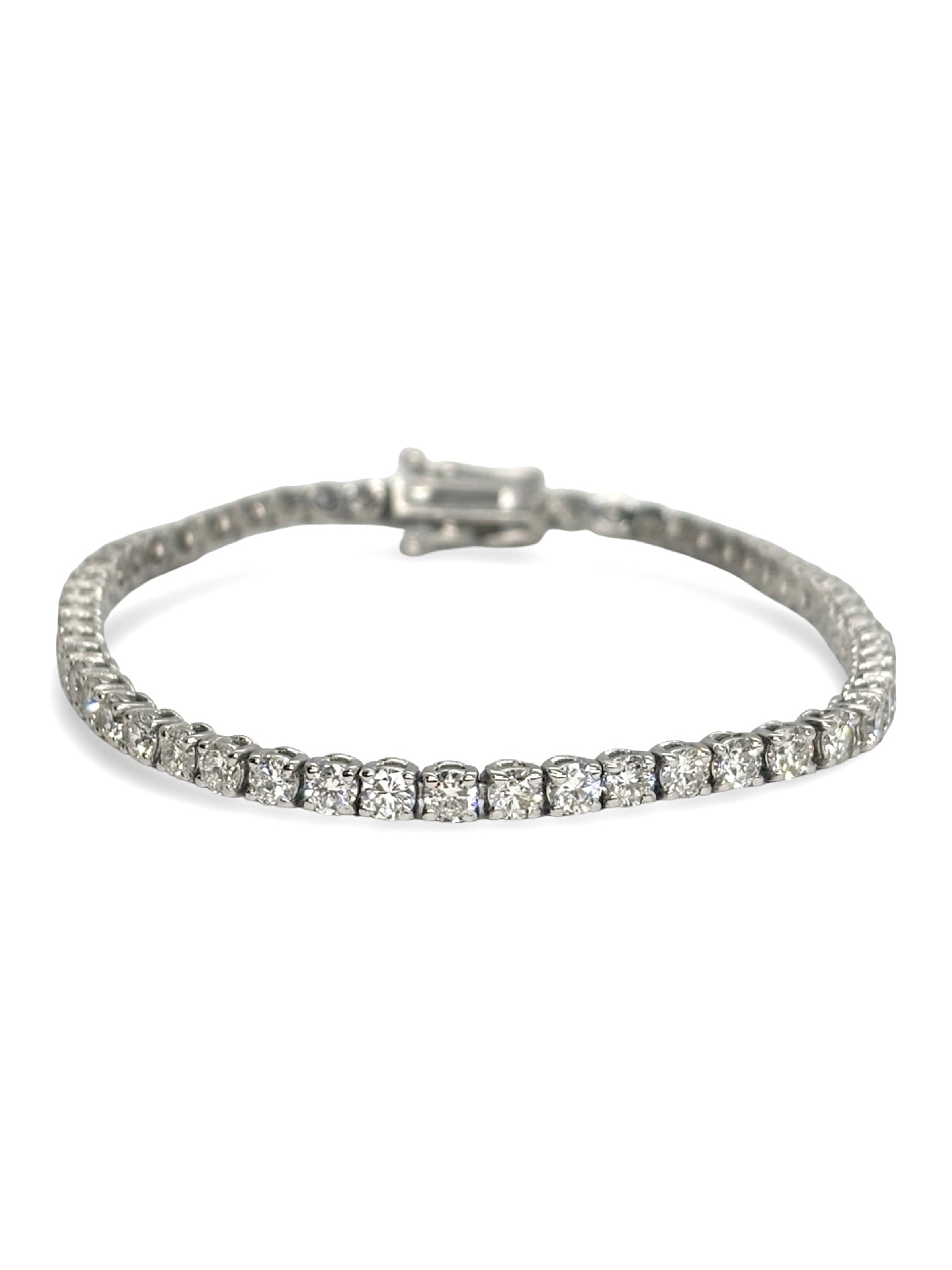 Bracelet rivière en or blanc 18 carats serti de diamants pour un poids total de 3 carats. Ce bijou d’exception se distingue par son alignement régulier de diamants offrant un éclat intense et continu. Son design élégant et intemporel en fait un bracelet idéal pour sublimer une tenue de soirée ou accompagner un look raffiné au quotidien. Facile à associer avec d’autres bijoux en or blanc, il incarne luxe et sophistication.
