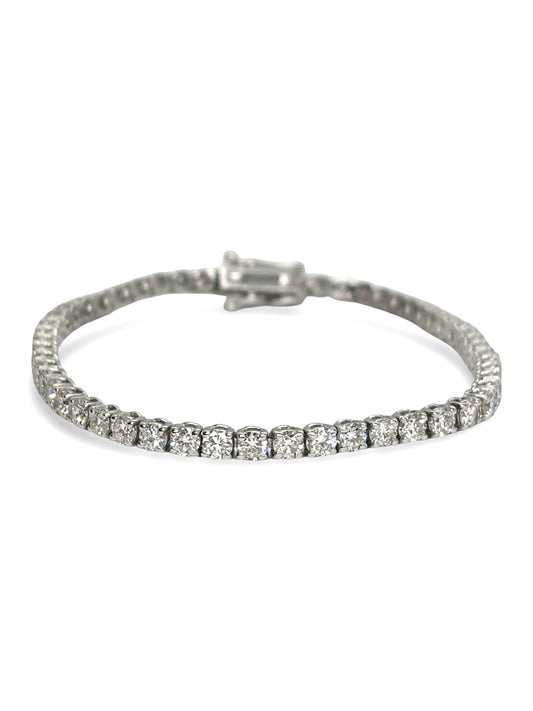 Bracelet rivière en or blanc 18 carats serti de diamants pour un poids total de 3 carats. Ce bijou d’exception se distingue par son alignement régulier de diamants offrant un éclat intense et continu. Son design élégant et intemporel en fait un bracelet idéal pour sublimer une tenue de soirée ou accompagner un look raffiné au quotidien. Facile à associer avec d’autres bijoux en or blanc, il incarne luxe et sophistication.
