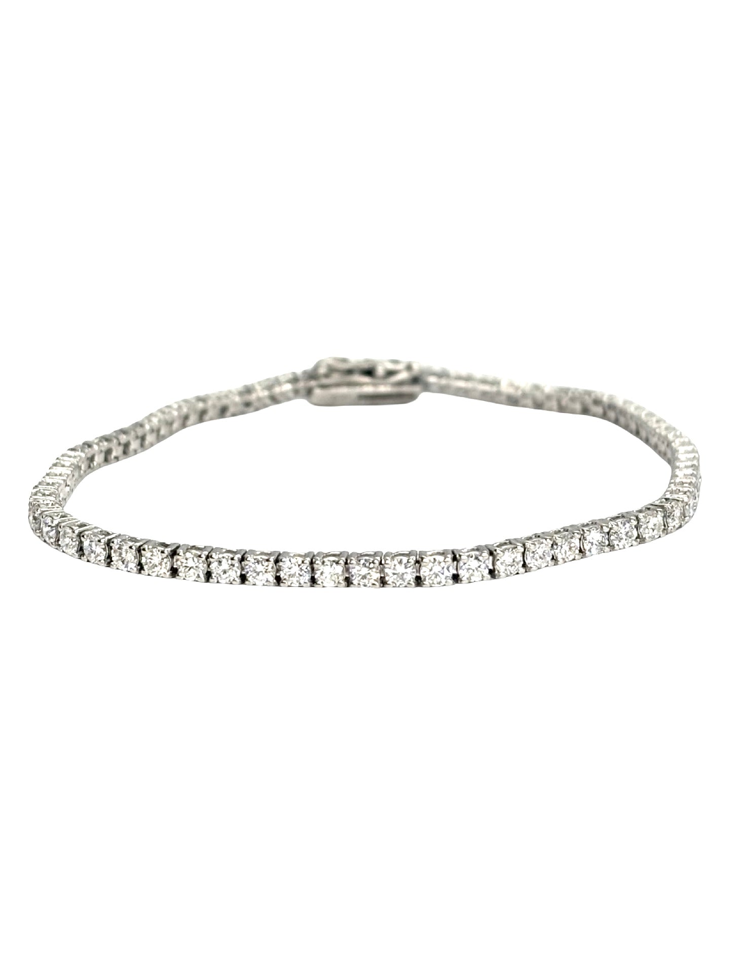 Bracelet rivière en or blanc 18 carats serti de diamants pour un poids total de 4,30 carats. Ce bijou d’exception se distingue par l’alignement harmonieux de diamants offrant une brillance remarquable. Son design intemporel et raffiné en fait un bracelet idéal pour une tenue élégante ou une occasion spéciale. Facile à associer avec d’autres bijoux en or blanc, il apporte une touche de luxe et de sophistication à chaque poignet.