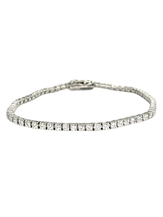 Bracelet rivière en or blanc 18 carats serti de diamants pour un poids total de 4,30 carats. Ce bijou d’exception se distingue par l’alignement harmonieux de diamants offrant une brillance remarquable. Son design intemporel et raffiné en fait un bracelet idéal pour une tenue élégante ou une occasion spéciale. Facile à associer avec d’autres bijoux en or blanc, il apporte une touche de luxe et de sophistication à chaque poignet.