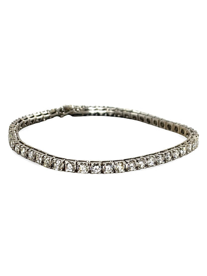 Bracelet rivière en or blanc 18 carats serti de diamants totalisant 5 carats. Ce bijou d’exception illumine le poignet grâce à l’éclat continu de ses diamants finement alignés. Son design élégant et intemporel en or blanc apporte une touche de raffinement et de prestige. Idéal pour une occasion spéciale, une soirée élégante ou un cadeau précieux et raffiné.
