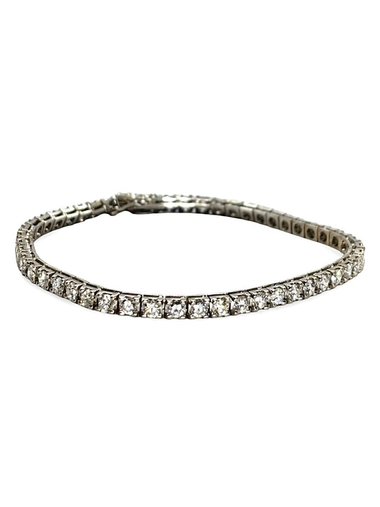 Bracelet rivière en or blanc 18 carats serti de diamants totalisant 5 carats. Ce bijou d’exception illumine le poignet grâce à l’éclat continu de ses diamants finement alignés. Son design élégant et intemporel en or blanc apporte une touche de raffinement et de prestige. Idéal pour une occasion spéciale, une soirée élégante ou un cadeau précieux et raffiné.
