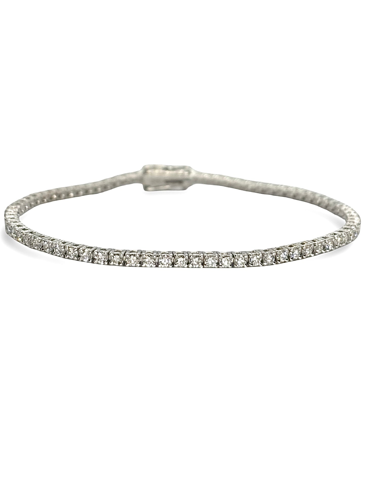 Bracelet rivière en or blanc serti de diamants totalisant 1,80 carat. Ce bijou d’exception séduit par son éclat raffiné et sa brillance intemporelle. Chaque diamant est minutieusement sélectionné pour offrir un équilibre parfait entre élégance, pureté et luminosité, idéal pour sublimer le poignet avec sophistication.