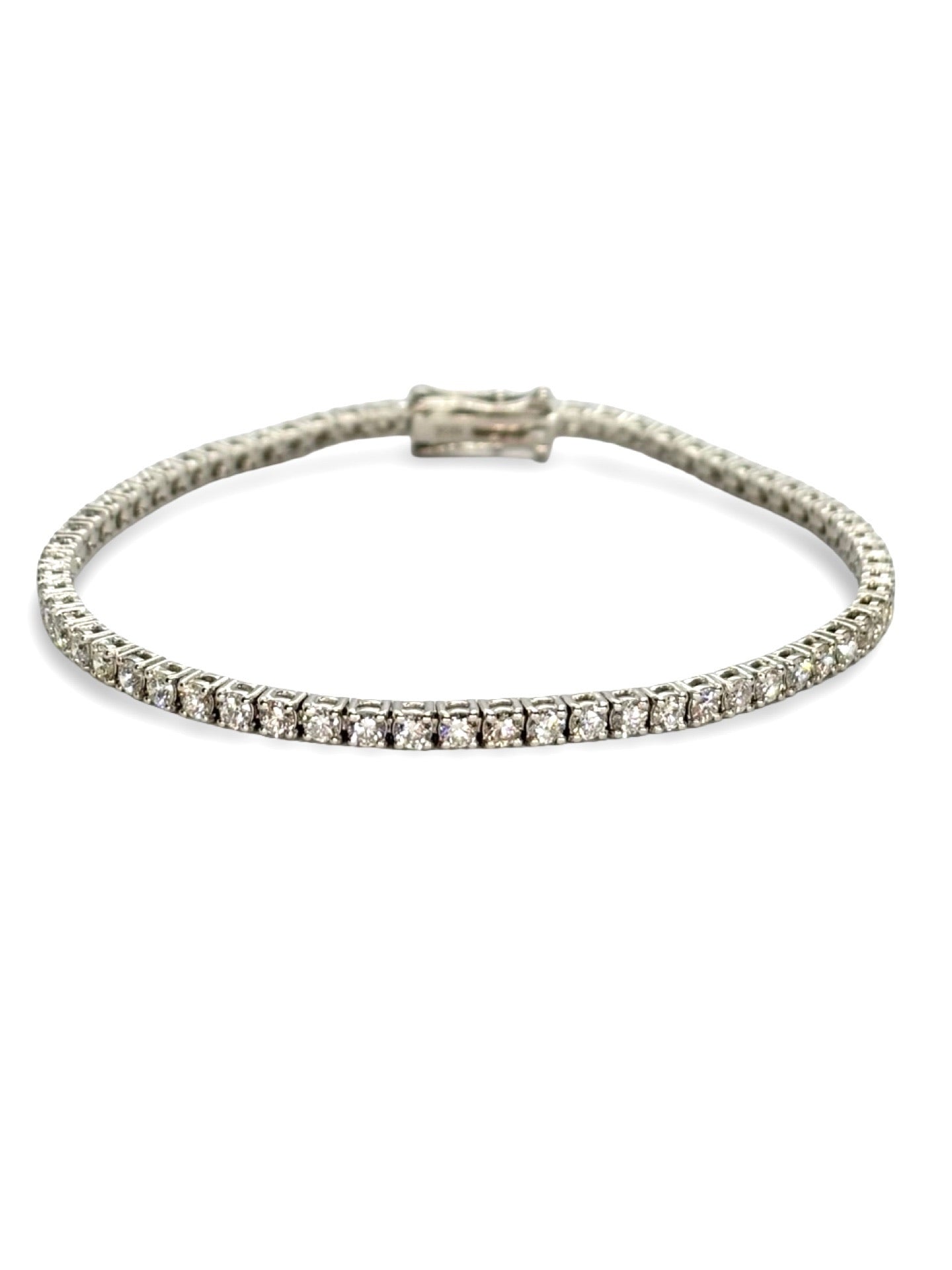 Bracelet rivière en or blanc serti de diamants totalisant 2,90 carats. Bijou raffiné composé d’une ligne continue de pierres brillantes offrant une grande luminosité. Idéal pour sublimer un poignet avec un éclat intemporel et mettre en valeur la brillance naturelle des diamants.