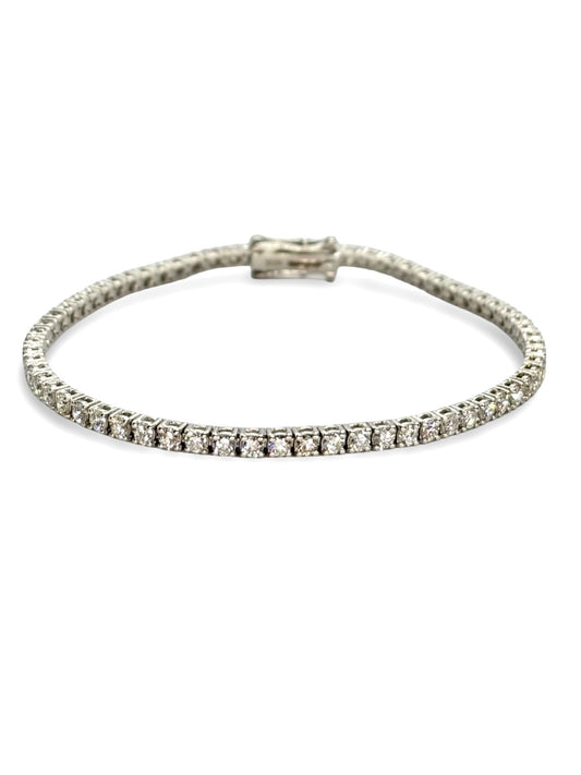 Bracelet rivière en or blanc serti de diamants totalisant 2,90 carats. Bijou raffiné composé d’une ligne continue de pierres brillantes offrant une grande luminosité. Idéal pour sublimer un poignet avec un éclat intemporel et mettre en valeur la brillance naturelle des diamants.