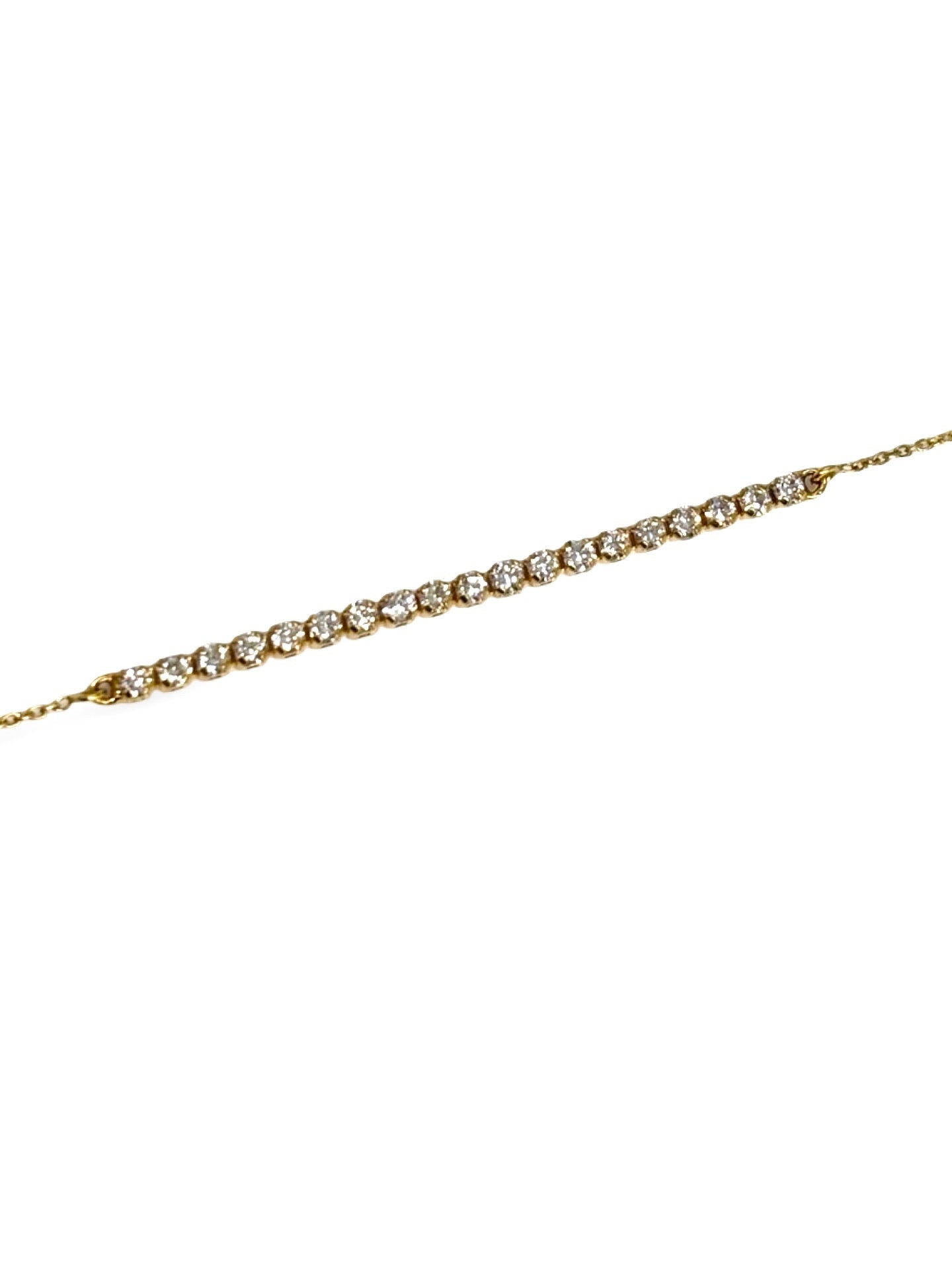 Bracelet rivière en or jaune 18 carats serti de diamants pour un poids total de 0,30 carat. Ce bijou raffiné séduit par son éclat subtil et son élégance intemporelle. Idéal à porter au quotidien ou pour une occasion spéciale, il apporte une touche lumineuse et précieuse au poignet. Un bracelet classique et sophistiqué, parfait pour un cadeau ou une collection de bijoux de luxe.