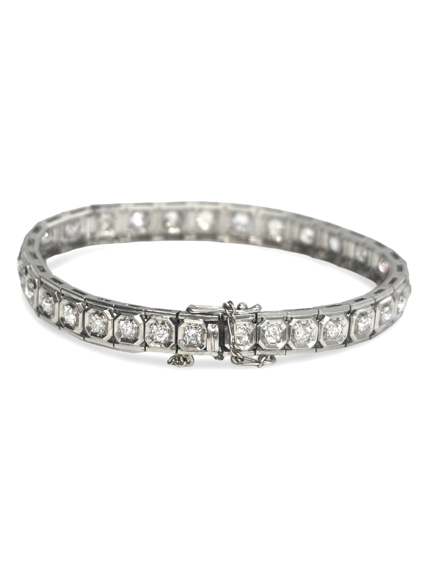 Bracelet rivière ancien en or blanc 18K serti de diamants totalisant environ 3,5 carats. Ce bijou de joaillerie ancienne se distingue par son élégance intemporelle, son alignement de diamants étincelants et sa monture raffinée en or blanc. Idéal pour une tenue habillée ou un cadeau d'exception, ce bracelet ancien allie éclat, savoir-faire et charme vintage.