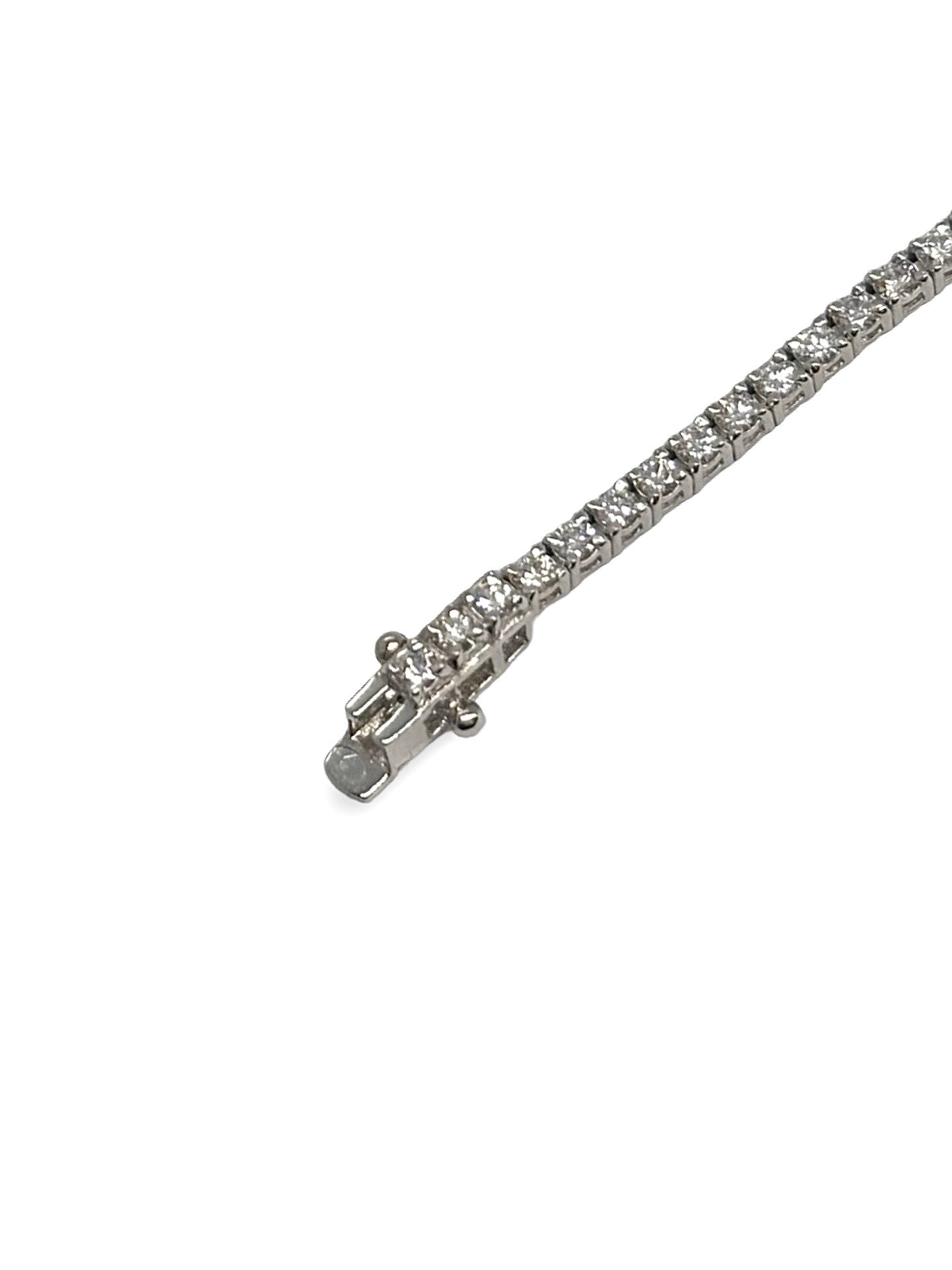 Bracelet rivière en or blanc serti de diamants totalisant 1,80 carat. Ce bijou d’exception séduit par son éclat raffiné et sa brillance intemporelle. Chaque diamant est minutieusement sélectionné pour offrir un équilibre parfait entre élégance, pureté et luminosité, idéal pour sublimer le poignet avec sophistication.