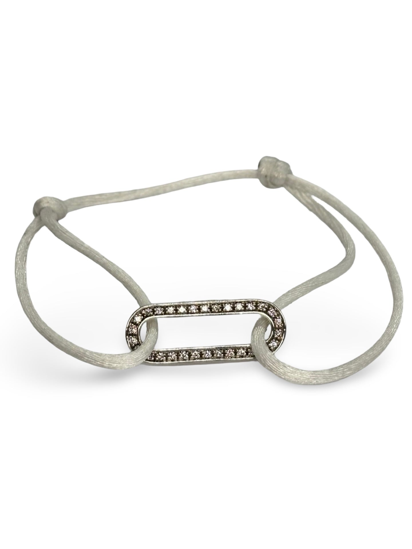 Bracelet cordon Dinh Van Maillon L en or blanc serti de diamants. Son design minimaliste et raffiné exprime l’élégance intemporelle propre à la maison Dinh Van. Le maillon emblématique symbolise le lien et la modernité, offrant un bijou lumineux et délicat à porter chaque jour, seul ou en accumulation.