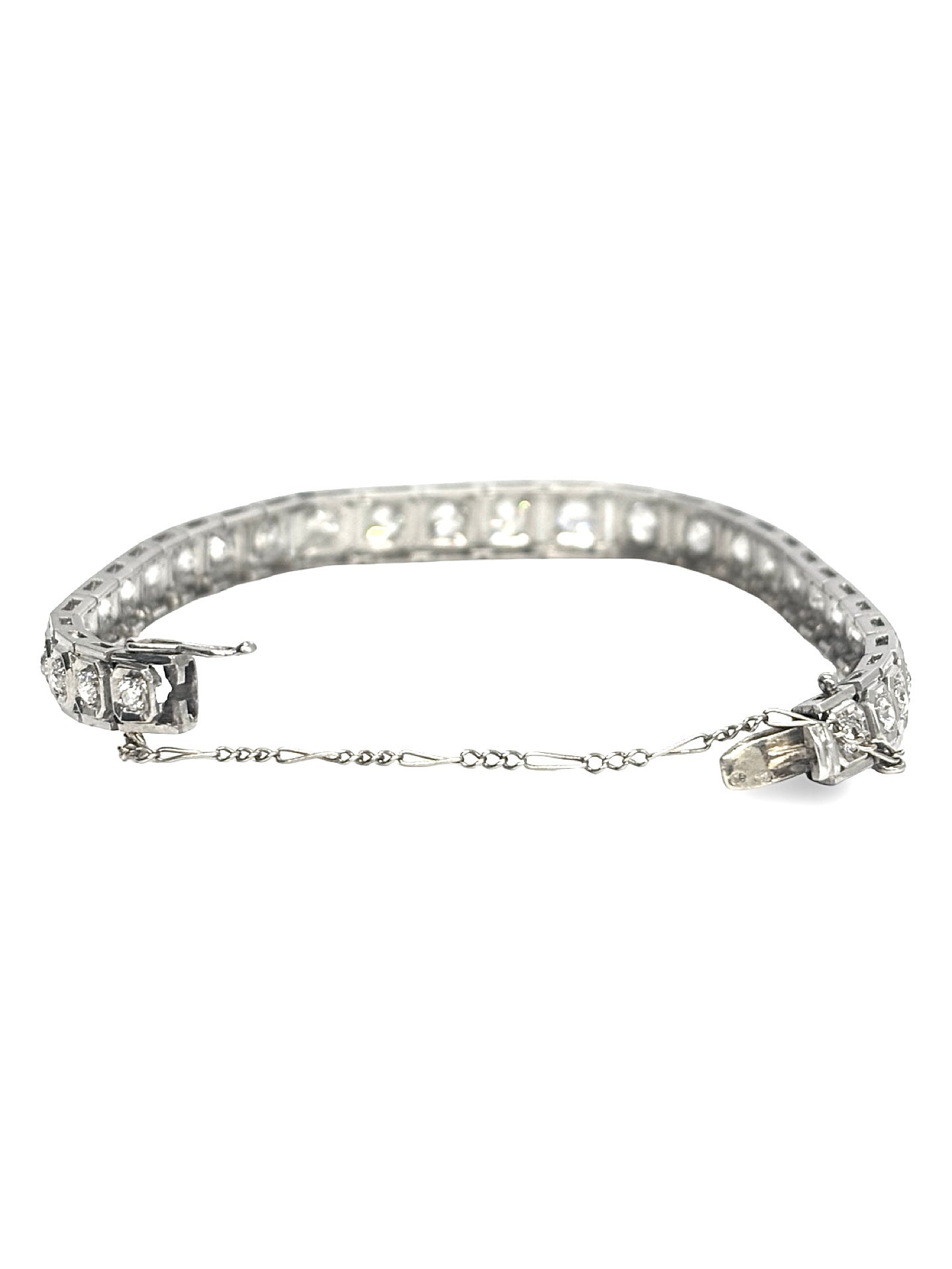 Bracelet rivière ancien en or blanc 18K serti de diamants totalisant environ 3,5 carats. Ce bijou de joaillerie ancienne se distingue par son élégance intemporelle, son alignement de diamants étincelants et sa monture raffinée en or blanc. Idéal pour une tenue habillée ou un cadeau d'exception, ce bracelet ancien allie éclat, savoir-faire et charme vintage.