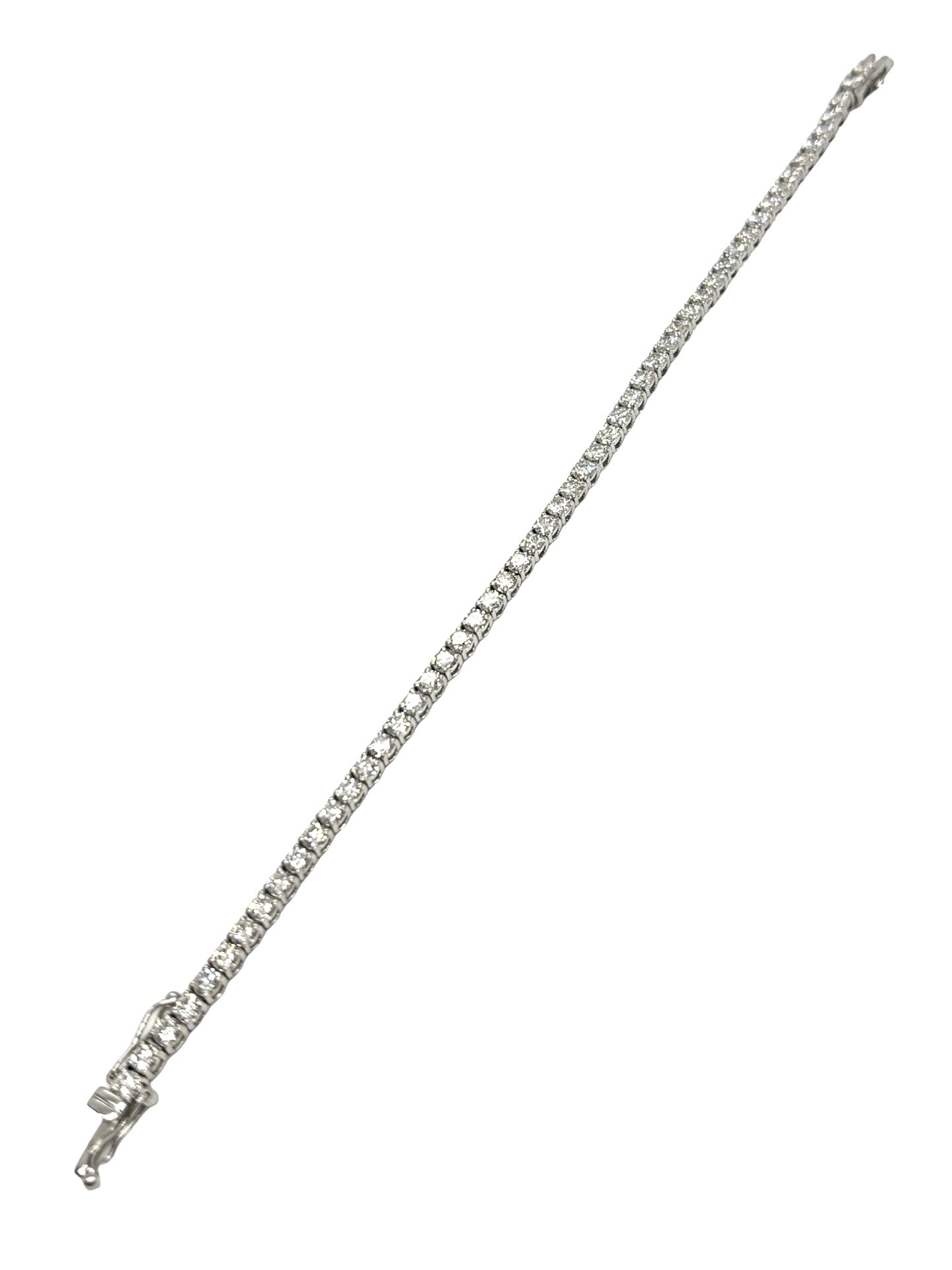 Bracelet rivière en or blanc 18 carats serti de diamants pour un poids total de 3 carats. Ce bijou d’exception se distingue par son alignement régulier de diamants offrant un éclat intense et continu. Son design élégant et intemporel en fait un bracelet idéal pour sublimer une tenue de soirée ou accompagner un look raffiné au quotidien. Facile à associer avec d’autres bijoux en or blanc, il incarne luxe et sophistication.
