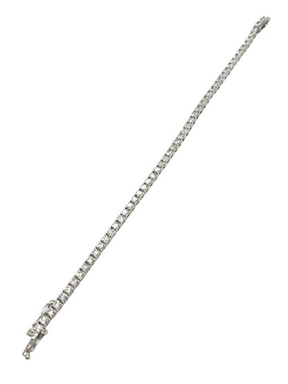 Bracelet rivière en or blanc 18 carats serti de diamants pour un poids total de 3 carats. Ce bijou d’exception se distingue par son alignement régulier de diamants offrant un éclat intense et continu. Son design élégant et intemporel en fait un bracelet idéal pour sublimer une tenue de soirée ou accompagner un look raffiné au quotidien. Facile à associer avec d’autres bijoux en or blanc, il incarne luxe et sophistication.
