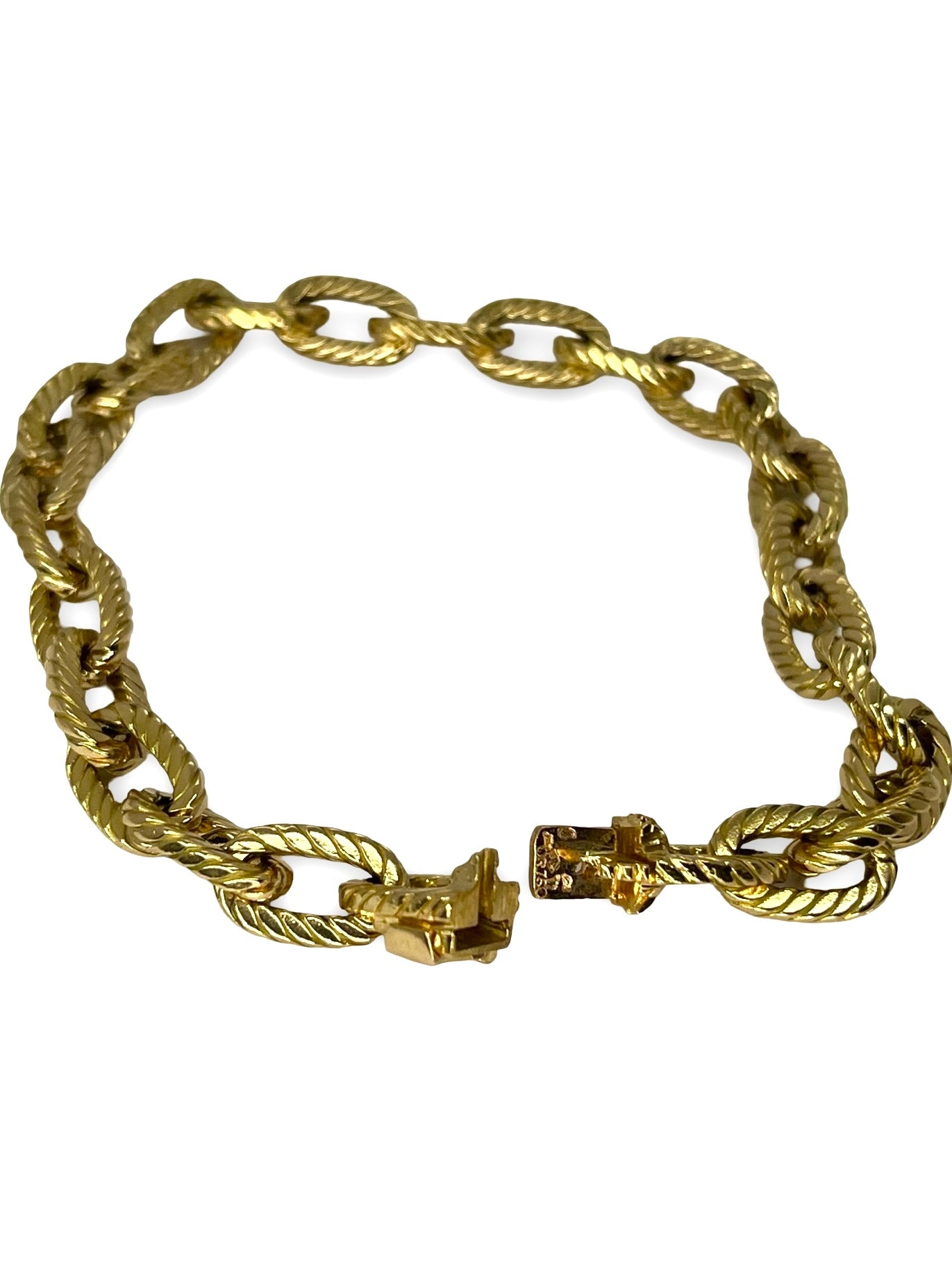 Bracelet vintage Boucheron en or jaune, symbole d’élégance intemporelle et du savoir-faire de la haute joaillerie française. Ce bijou raffiné séduit par son design emblématique et sa qualité exceptionnelle. Une pièce précieuse et rare, idéale pour les amateurs de créations anciennes et de luxe discret.