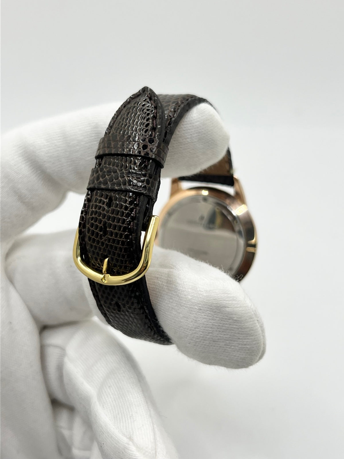 Montre Breitling Genève 2907 à remontage manuel, dotée d’un boîtier plaqué or de 35 mm et d’un calibre 220. Son cadran blanc est protégé par un verre Plexiglas et associé à un bracelet en cuir de lézard noir avec boucle ardillon en acier. Cette montre vintage Breitling Genève 2907, en très bon état, présente de légères traces d’usure. Révisée en interne en septembre 2026, elle est proposée sans coffret ni papiers d’origine.