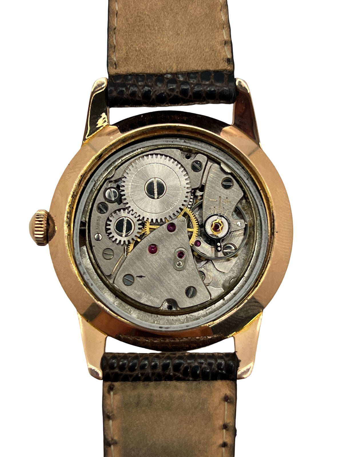 Montre Breitling Genève 2907 à remontage manuel, dotée d’un boîtier plaqué or de 35 mm et d’un calibre 220. Son cadran blanc est protégé par un verre Plexiglas et associé à un bracelet en cuir de lézard noir avec boucle ardillon en acier. Cette montre vintage Breitling Genève 2907, en très bon état, présente de légères traces d’usure. Révisée en interne en septembre 2026, elle est proposée sans coffret ni papiers d’origine.