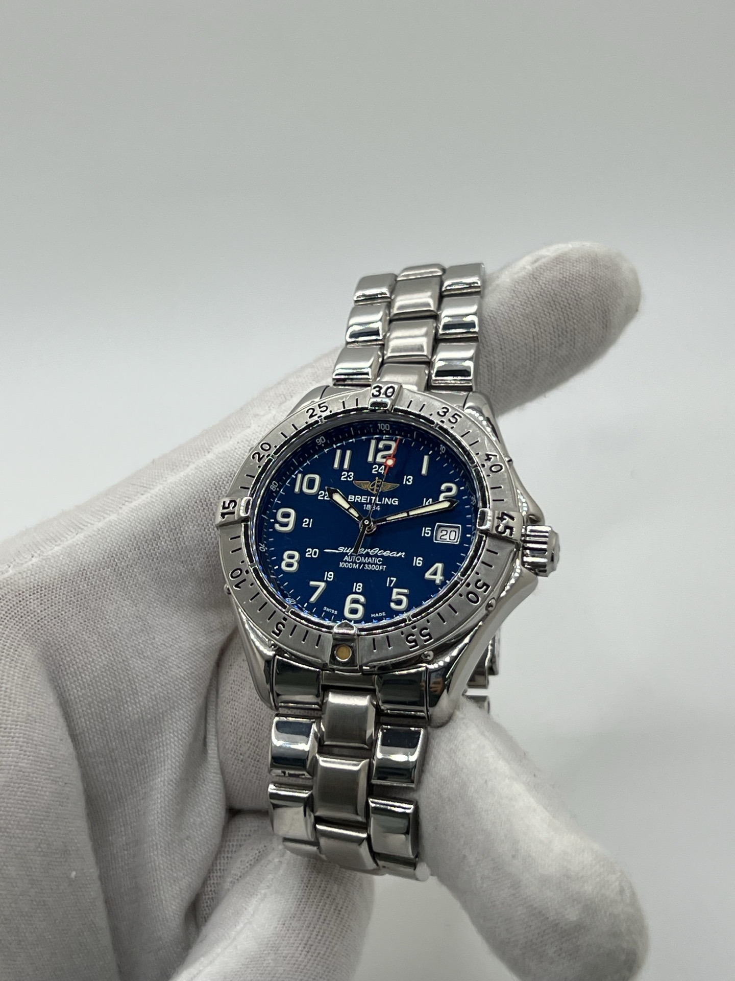 Montre de plongée automatique Superocean A17040 en acier avec cadran bleu, lunette robuste et bracelet acier. Modèle sportif et élégant doté d’un verre saphir, d’un affichage de la date et d’une étanchéité professionnelle. Idéal pour un usage quotidien comme pour les activités nautiques.
