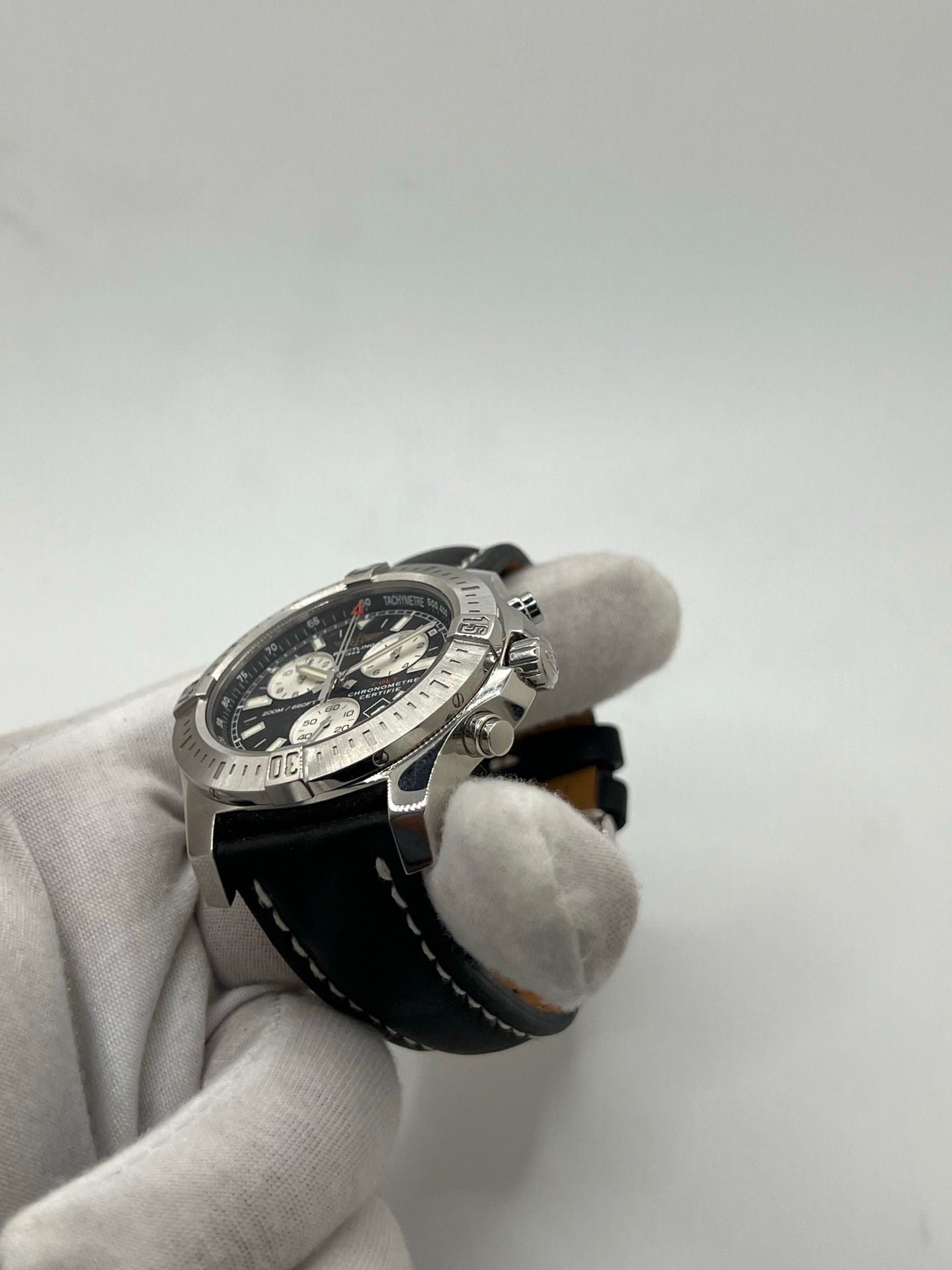 Montre Breitling Colt Chronograph A7338811/BD43 pour homme, chronographe à quartz avec boîtier en acier de 44 mm, cadran noir et bracelet en cuir noir. Modèle sportif et élégant, étanche à 20 ATM, avec fonction date et tachymètre. Livrée avec coffret et papiers d’origine, en excellent état, révisée en 2025 à Paris.