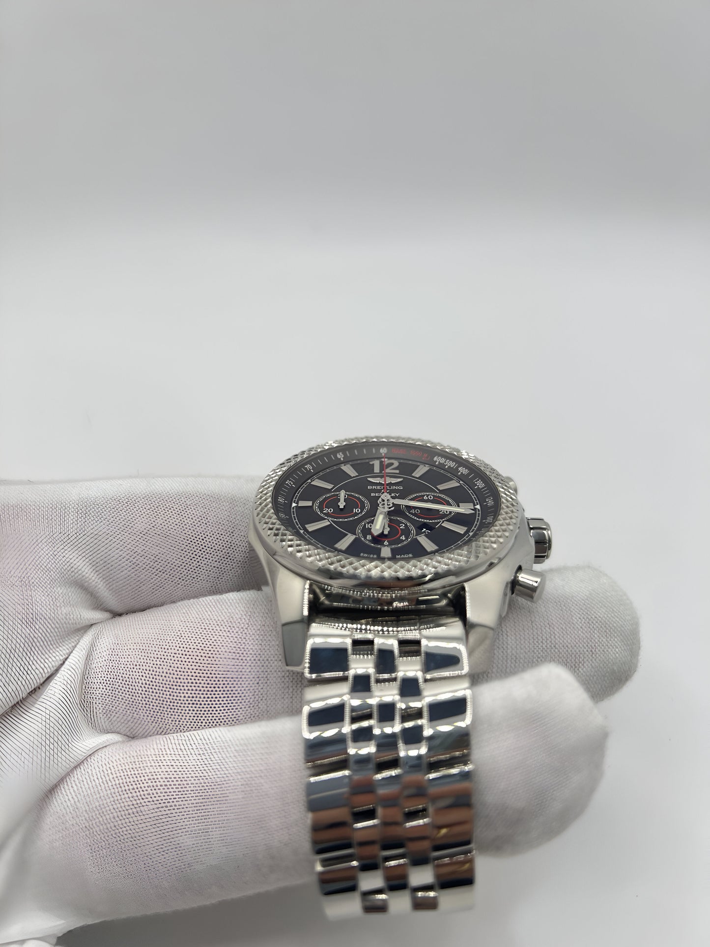 Découvrez la Breitling Bentley Barnato 42, un chronographe d’exception alliant performance et élégance. Inspirée par l’univers automobile Bentley, cette montre de prestige est dotée d’un design raffiné et d’une mécanique de haute précision. Livrée avec sa boîte d’origine, elle constitue un choix idéal pour les amateurs de montres de luxe et les collectionneurs exigeants.
