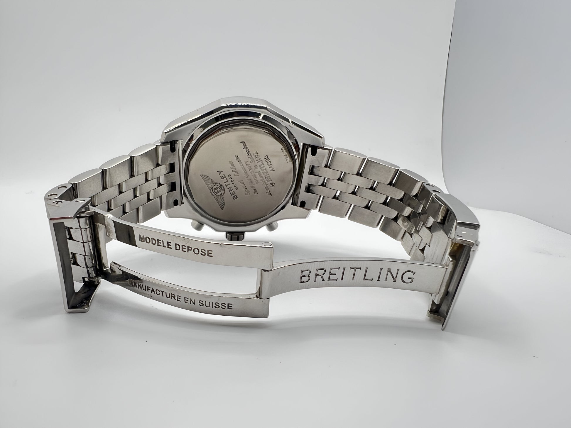 Découvrez la Breitling Bentley Barnato 42, un chronographe d’exception alliant performance et élégance. Inspirée par l’univers automobile Bentley, cette montre de prestige est dotée d’un design raffiné et d’une mécanique de haute précision. Livrée avec sa boîte d’origine, elle constitue un choix idéal pour les amateurs de montres de luxe et les collectionneurs exigeants.