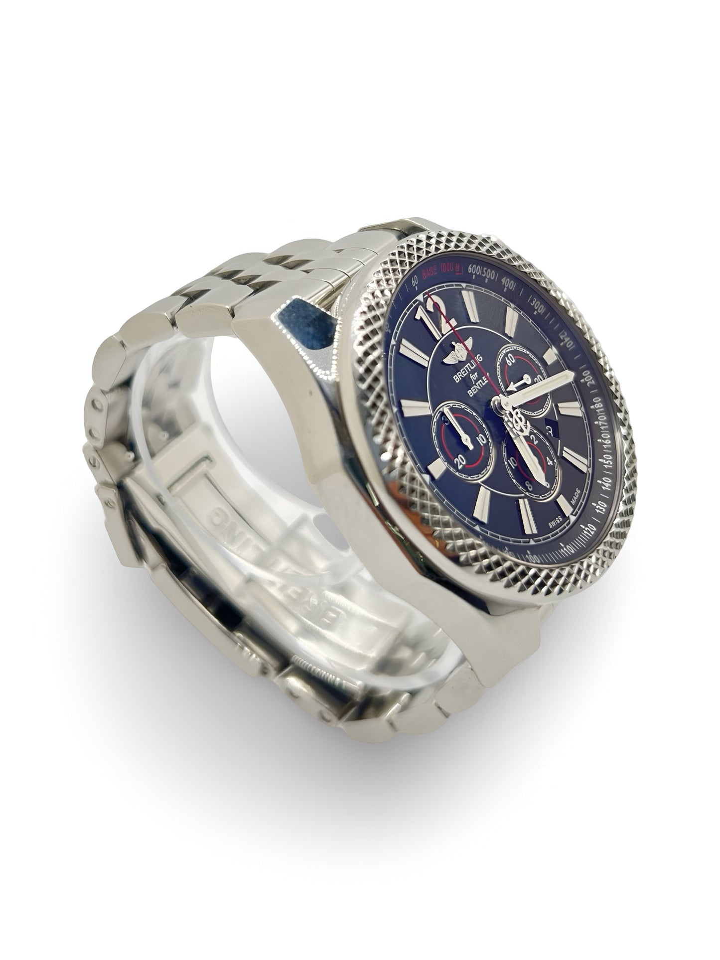 Découvrez la Breitling Bentley Barnato 42, un chronographe d’exception alliant performance et élégance. Inspirée par l’univers automobile Bentley, cette montre de prestige est dotée d’un design raffiné et d’une mécanique de haute précision. Livrée avec sa boîte d’origine, elle constitue un choix idéal pour les amateurs de montres de luxe et les collectionneurs exigeants.