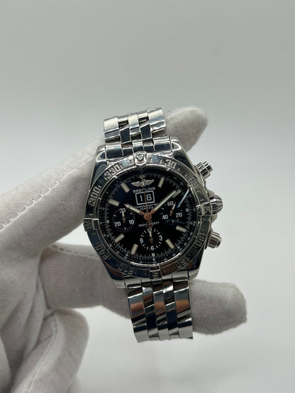 Breitling Blackbird référence A44359, chronographe automatique pour homme avec boîtier en acier de 44 mm et bracelet acier assorti. Cadran noir sans chiffres offrant une lecture claire, protégé par un verre saphir résistant aux rayures. Lunette acier et étanchéité jusqu’à 30 ATM. Équipée du calibre Breitling 44 avec réserve de marche d’environ 42 heures, fonction chronographe et date. Modèle de 2010 en très bon état, révisé, livré avec coffret et papiers d’origine.