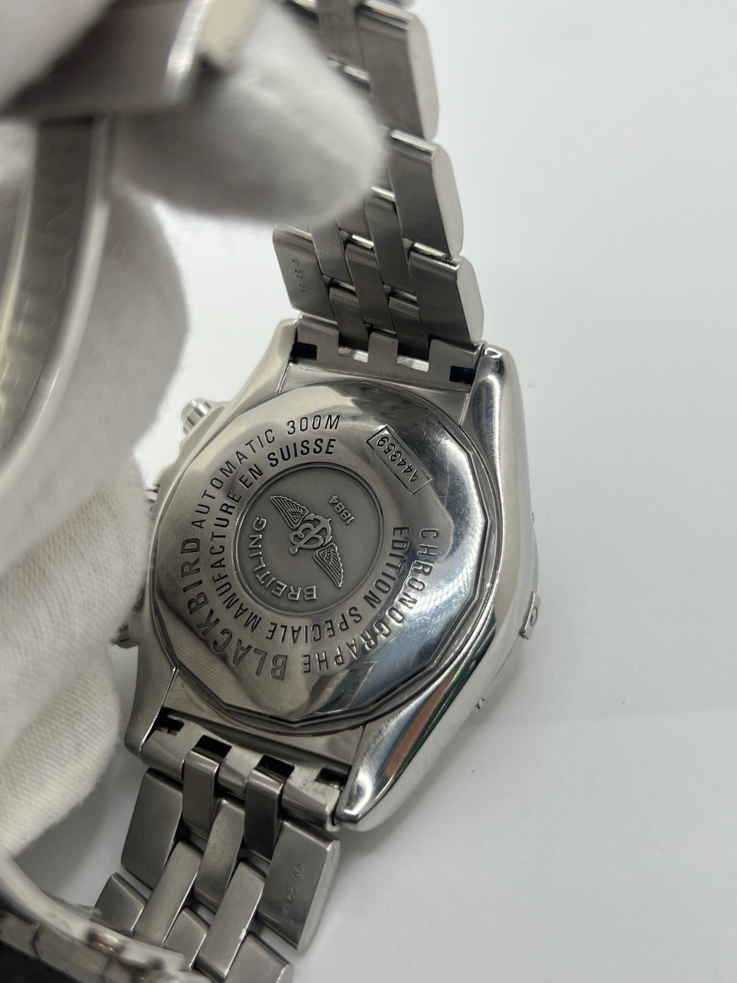 Breitling Blackbird référence A44359, chronographe automatique pour homme avec boîtier en acier de 44 mm et bracelet acier assorti. Cadran noir sans chiffres offrant une lecture claire, protégé par un verre saphir résistant aux rayures. Lunette acier et étanchéité jusqu’à 30 ATM. Équipée du calibre Breitling 44 avec réserve de marche d’environ 42 heures, fonction chronographe et date. Modèle de 2010 en très bon état, révisé, livré avec coffret et papiers d’origine.