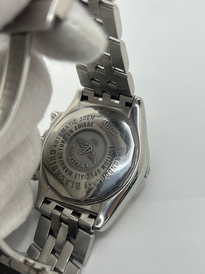 Breitling Blackbird référence A44359, chronographe automatique pour homme avec boîtier en acier de 44 mm et bracelet acier assorti. Cadran noir sans chiffres offrant une lecture claire, protégé par un verre saphir résistant aux rayures. Lunette acier et étanchéité jusqu’à 30 ATM. Équipée du calibre Breitling 44 avec réserve de marche d’environ 42 heures, fonction chronographe et date. Modèle de 2010 en très bon état, révisé, livré avec coffret et papiers d’origine.