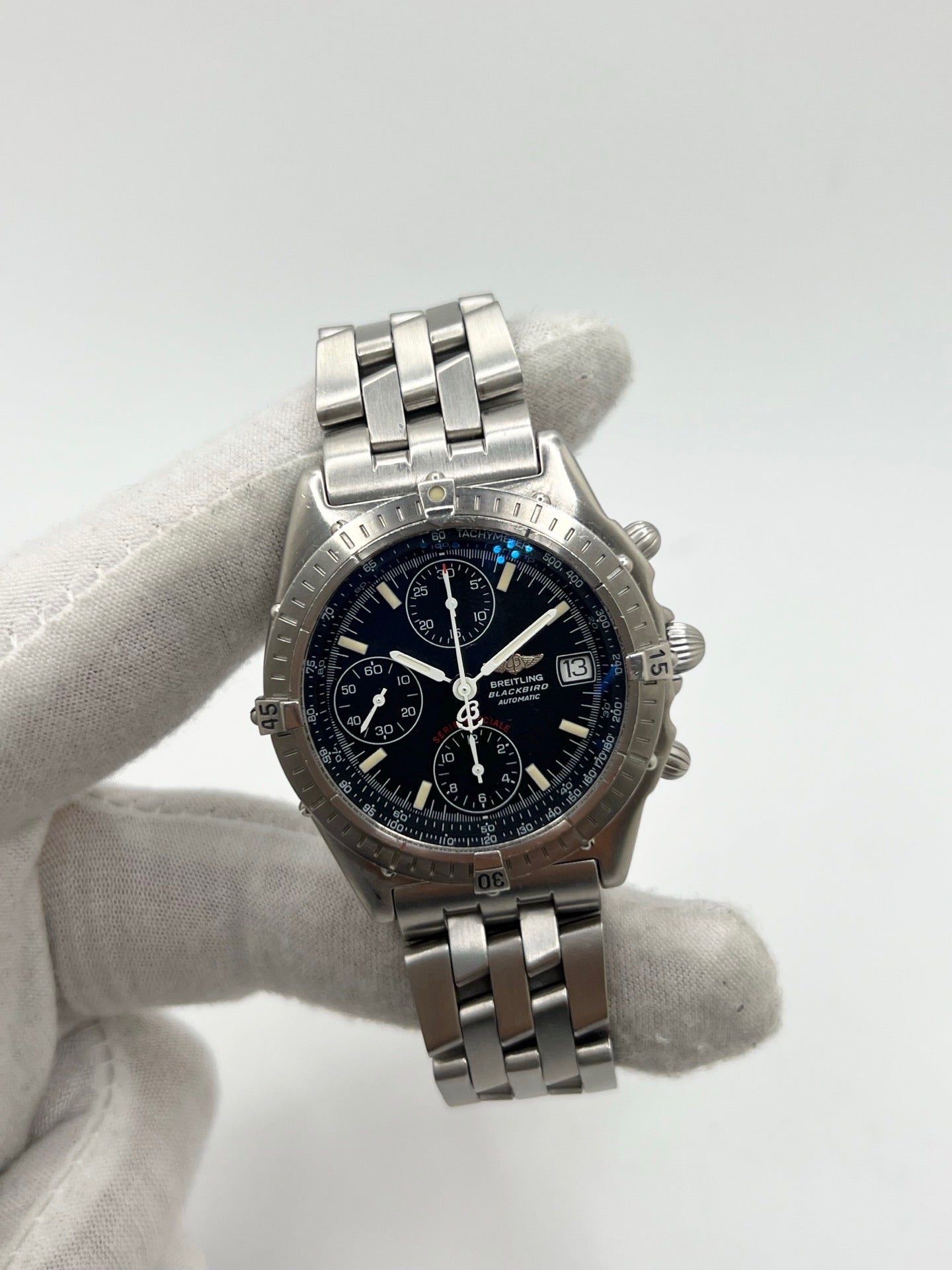 Montre chronographe Breitling Blackbird référence A13050.1 en acier avec cadran noir, bracelet acier assorti et verre saphir. Boîtier robuste de 39 mm avec lunette acier et fonction date. Mouvement automatique calibre 13 basé sur Valjoux 7750 offrant 42 heures de réserve de marche. Montre homme élégante et sportive, étanche 10 ATM, idéale pour collectionneur ou usage quotidien. Modèle emblématique Breitling au style intemporel.