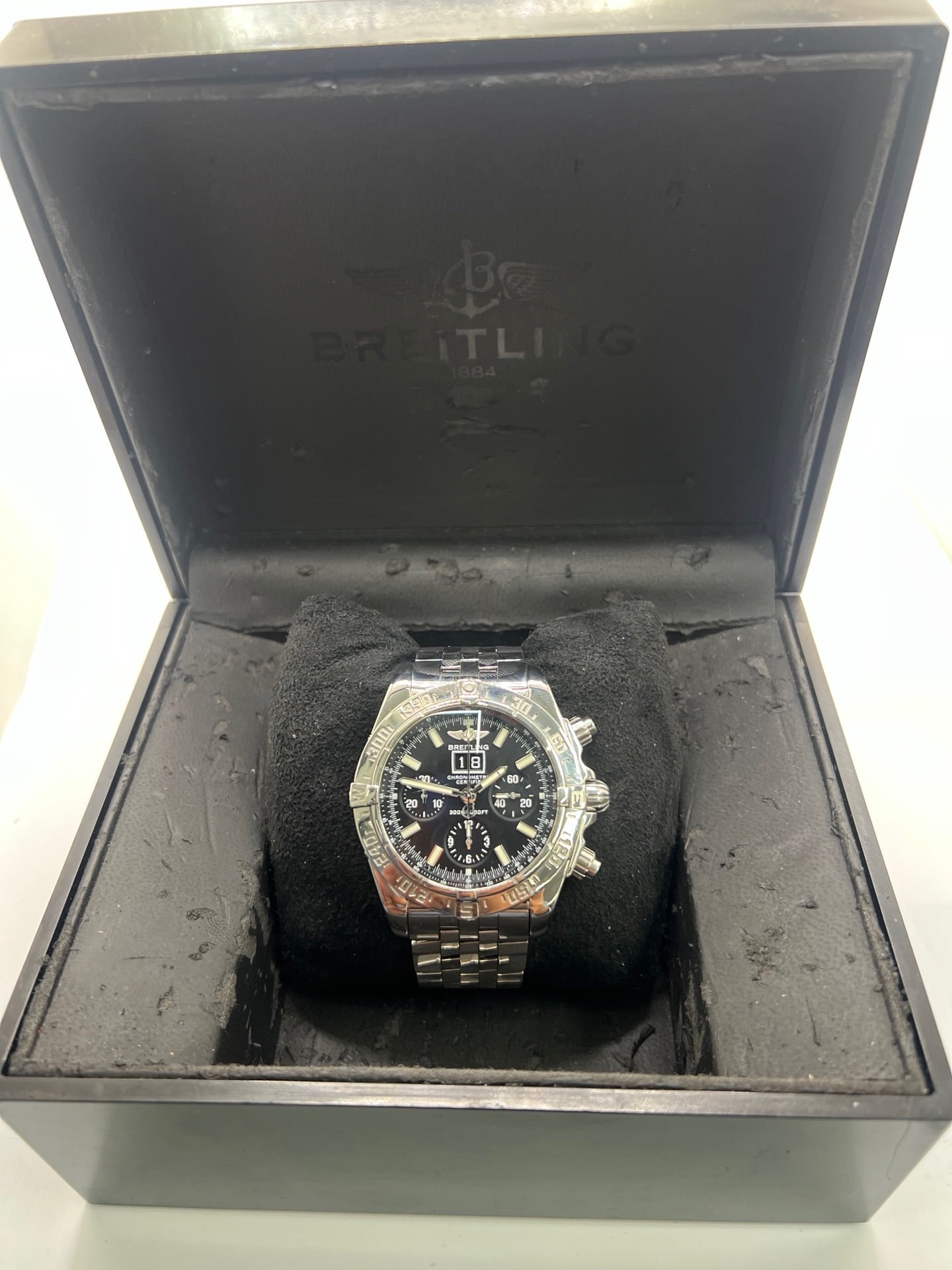 Breitling Blackbird référence A44359, chronographe automatique pour homme avec boîtier en acier de 44 mm et bracelet acier assorti. Cadran noir sans chiffres offrant une lecture claire, protégé par un verre saphir résistant aux rayures. Lunette acier et étanchéité jusqu’à 30 ATM. Équipée du calibre Breitling 44 avec réserve de marche d’environ 42 heures, fonction chronographe et date. Modèle de 2010 en très bon état, révisé, livré avec coffret et papiers d’origine.