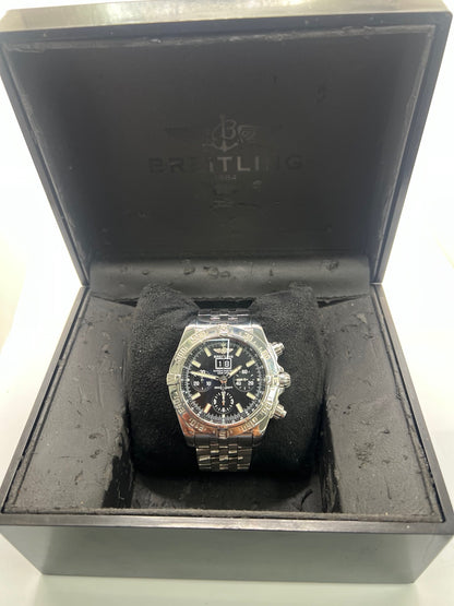 Breitling Blackbird référence A44359, chronographe automatique pour homme avec boîtier en acier de 44 mm et bracelet acier assorti. Cadran noir sans chiffres offrant une lecture claire, protégé par un verre saphir résistant aux rayures. Lunette acier et étanchéité jusqu’à 30 ATM. Équipée du calibre Breitling 44 avec réserve de marche d’environ 42 heures, fonction chronographe et date. Modèle de 2010 en très bon état, révisé, livré avec coffret et papiers d’origine.