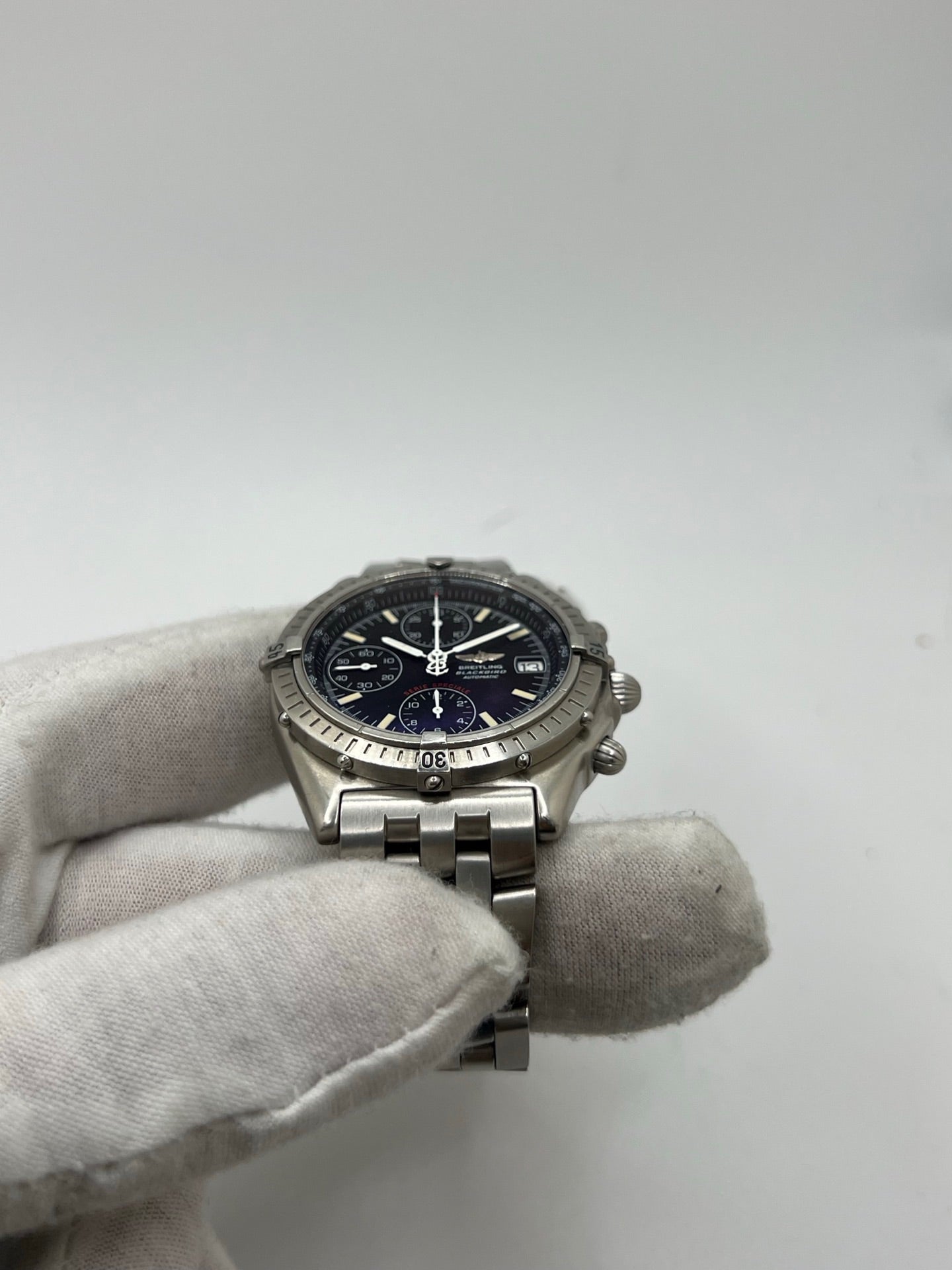 Montre chronographe Breitling Blackbird référence A13050.1 en acier avec cadran noir, bracelet acier assorti et verre saphir. Boîtier robuste de 39 mm avec lunette acier et fonction date. Mouvement automatique calibre 13 basé sur Valjoux 7750 offrant 42 heures de réserve de marche. Montre homme élégante et sportive, étanche 10 ATM, idéale pour collectionneur ou usage quotidien. Modèle emblématique Breitling au style intemporel.