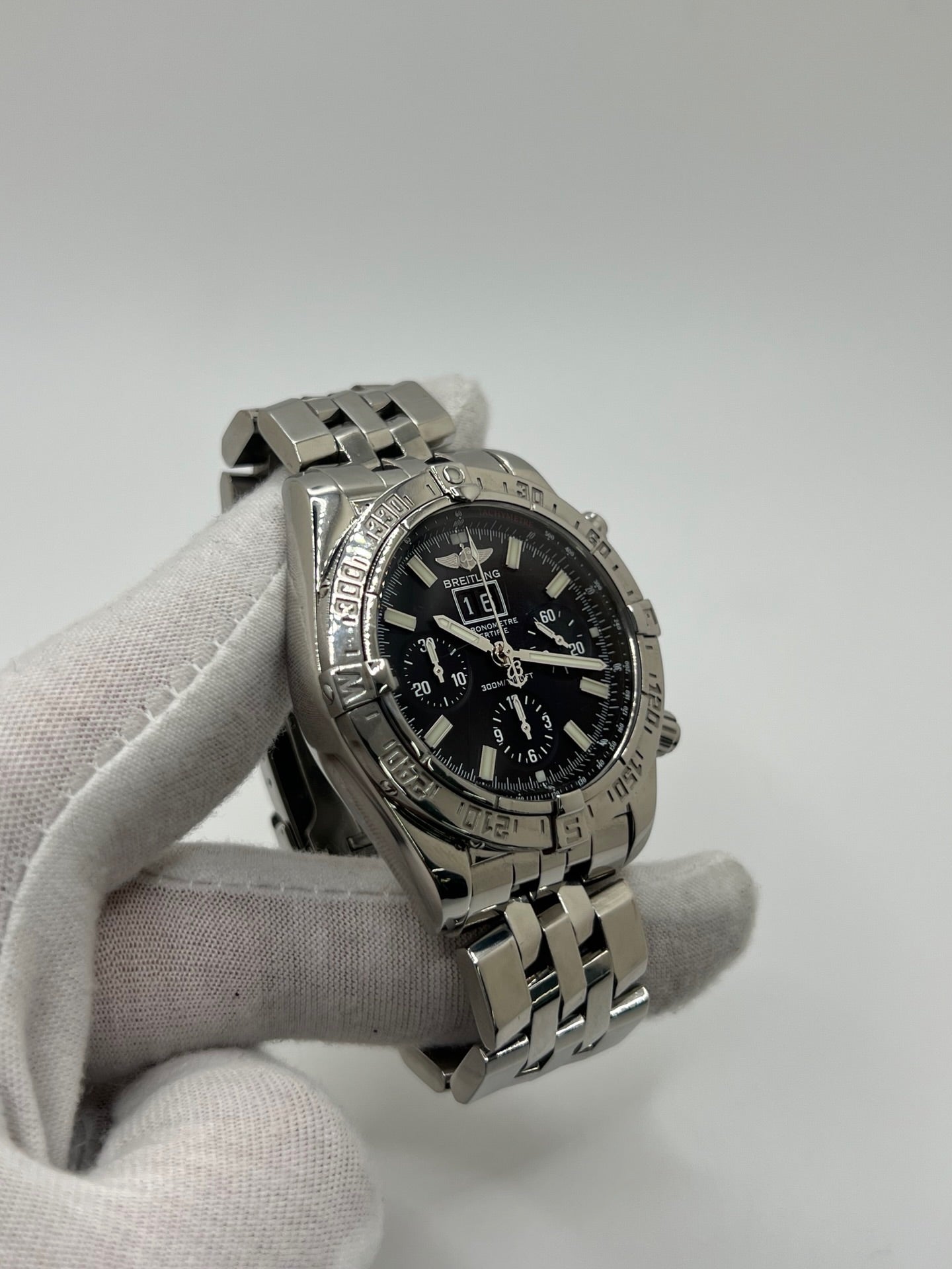 Breitling Blackbird référence A44359, chronographe automatique pour homme avec boîtier en acier de 44 mm et bracelet acier assorti. Cadran noir sans chiffres offrant une lecture claire, protégé par un verre saphir résistant aux rayures. Lunette acier et étanchéité jusqu’à 30 ATM. Équipée du calibre Breitling 44 avec réserve de marche d’environ 42 heures, fonction chronographe et date. Modèle de 2010 en très bon état, révisé, livré avec coffret et papiers d’origine.