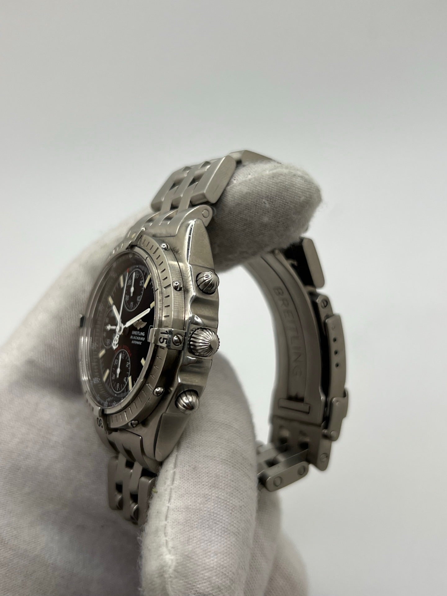 Montre chronographe Breitling Blackbird référence A13050.1 en acier avec cadran noir, bracelet acier assorti et verre saphir. Boîtier robuste de 39 mm avec lunette acier et fonction date. Mouvement automatique calibre 13 basé sur Valjoux 7750 offrant 42 heures de réserve de marche. Montre homme élégante et sportive, étanche 10 ATM, idéale pour collectionneur ou usage quotidien. Modèle emblématique Breitling au style intemporel.