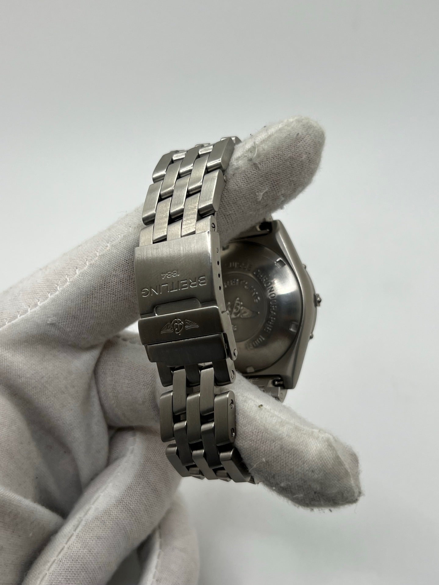 Montre chronographe Breitling Blackbird référence A13050.1 en acier avec cadran noir, bracelet acier assorti et verre saphir. Boîtier robuste de 39 mm avec lunette acier et fonction date. Mouvement automatique calibre 13 basé sur Valjoux 7750 offrant 42 heures de réserve de marche. Montre homme élégante et sportive, étanche 10 ATM, idéale pour collectionneur ou usage quotidien. Modèle emblématique Breitling au style intemporel.