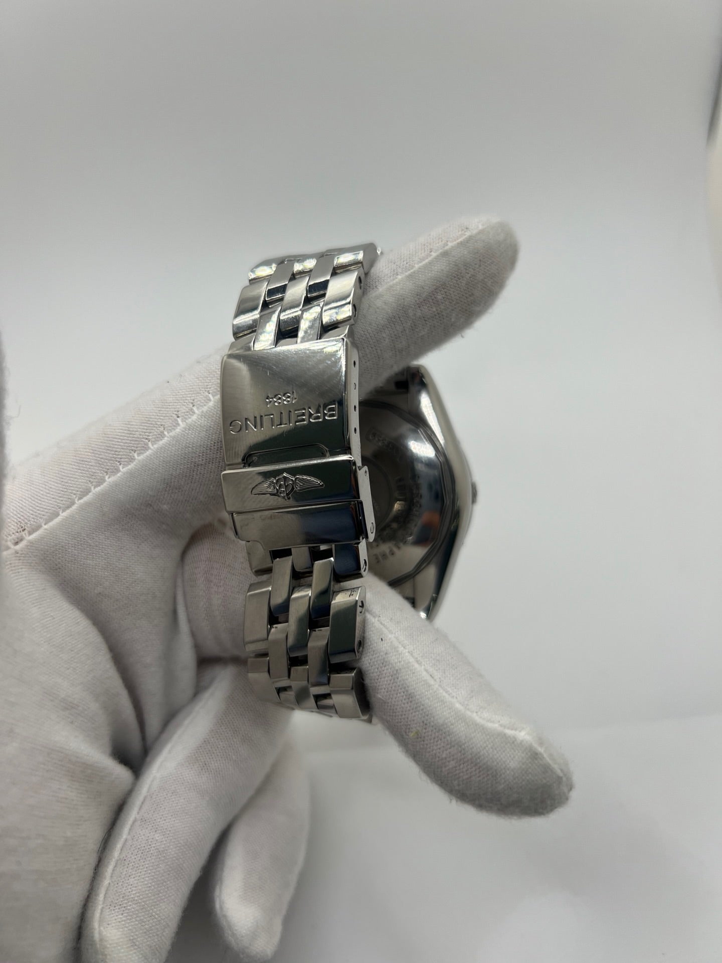 Breitling Blackbird référence A44359, chronographe automatique pour homme avec boîtier en acier de 44 mm et bracelet acier assorti. Cadran noir sans chiffres offrant une lecture claire, protégé par un verre saphir résistant aux rayures. Lunette acier et étanchéité jusqu’à 30 ATM. Équipée du calibre Breitling 44 avec réserve de marche d’environ 42 heures, fonction chronographe et date. Modèle de 2010 en très bon état, révisé, livré avec coffret et papiers d’origine.