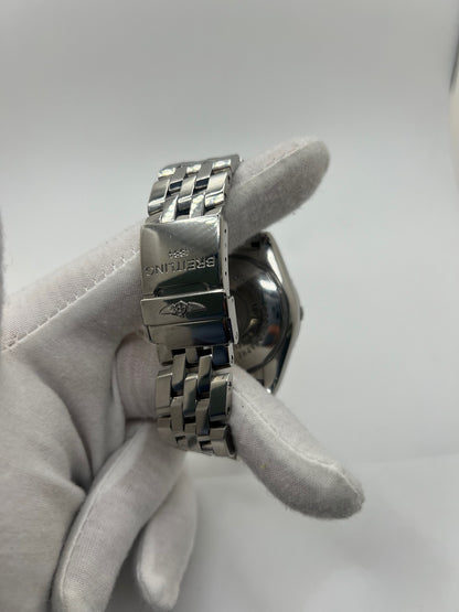Breitling Blackbird référence A44359, chronographe automatique pour homme avec boîtier en acier de 44 mm et bracelet acier assorti. Cadran noir sans chiffres offrant une lecture claire, protégé par un verre saphir résistant aux rayures. Lunette acier et étanchéité jusqu’à 30 ATM. Équipée du calibre Breitling 44 avec réserve de marche d’environ 42 heures, fonction chronographe et date. Modèle de 2010 en très bon état, révisé, livré avec coffret et papiers d’origine.