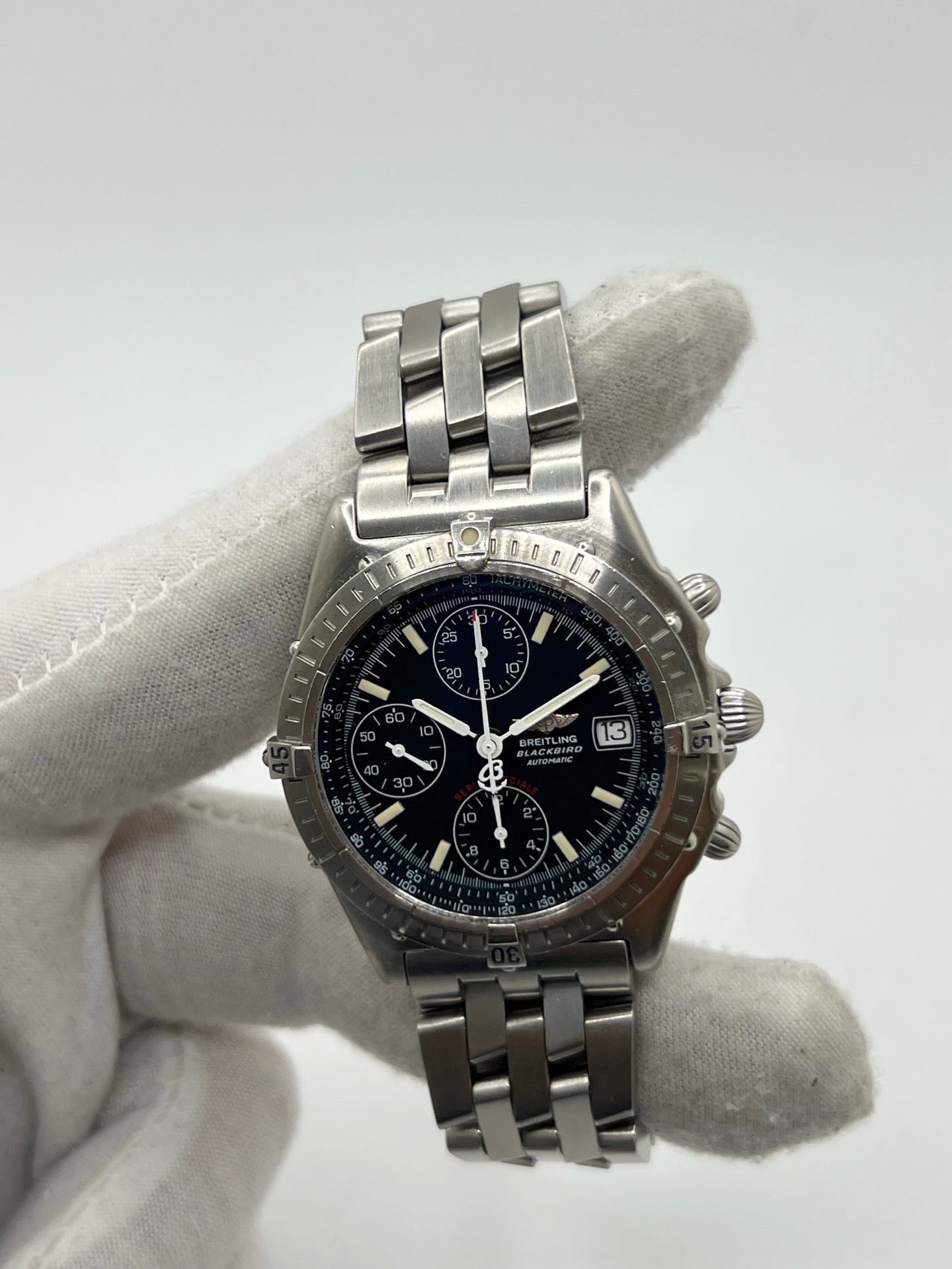 Montre chronographe Breitling Blackbird référence A13050.1 en acier avec cadran noir, bracelet acier assorti et verre saphir. Boîtier robuste de 39 mm avec lunette acier et fonction date. Mouvement automatique calibre 13 basé sur Valjoux 7750 offrant 42 heures de réserve de marche. Montre homme élégante et sportive, étanche 10 ATM, idéale pour collectionneur ou usage quotidien. Modèle emblématique Breitling au style intemporel.