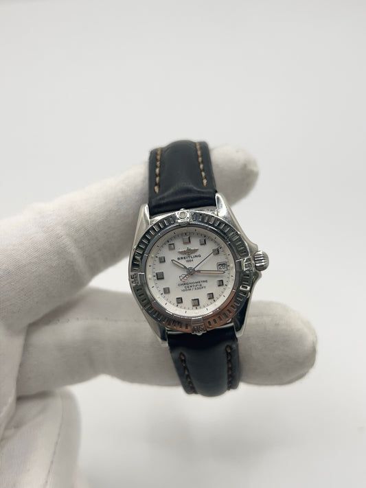 Montre Breitling Callistino A72345 pour femme en acier, dotée d’un mouvement quartz fiable. Boîtier de 29 mm avec verre saphir résistant et cadran en nacre élégant sans chiffres. Bracelet en cuir avec boucle déployante en acier. Fonction date et étanchéité 10 ATM. Modèle de 2006 en très bon état, présentant de légères micro-rayures discrètes. Livrée avec coffret et papiers d’origine, idéale pour une montre de luxe d’occasion raffinée.