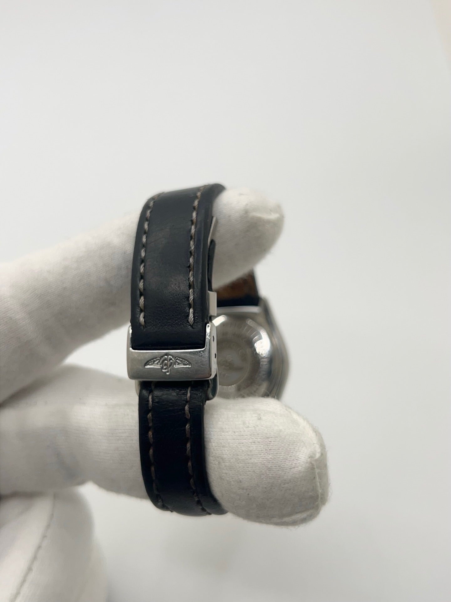 Montre Breitling Callistino A72345 pour femme en acier, dotée d’un mouvement quartz fiable. Boîtier de 29 mm avec verre saphir résistant et cadran en nacre élégant sans chiffres. Bracelet en cuir avec boucle déployante en acier. Fonction date et étanchéité 10 ATM. Modèle de 2006 en très bon état, présentant de légères micro-rayures discrètes. Livrée avec coffret et papiers d’origine, idéale pour une montre de luxe d’occasion raffinée.