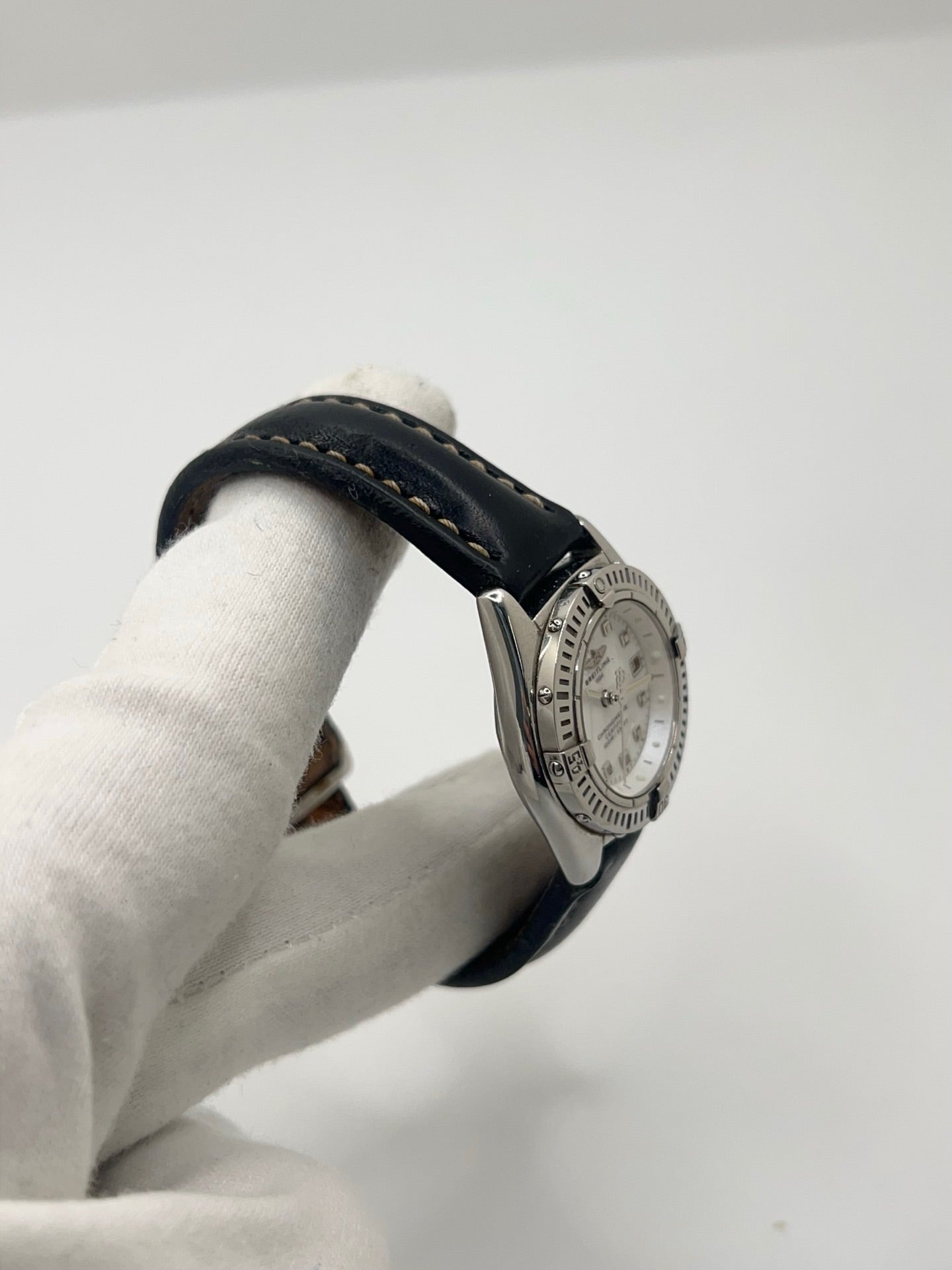 Montre Breitling Callistino A72345 pour femme en acier, dotée d’un mouvement quartz fiable. Boîtier de 29 mm avec verre saphir résistant et cadran en nacre élégant sans chiffres. Bracelet en cuir avec boucle déployante en acier. Fonction date et étanchéité 10 ATM. Modèle de 2006 en très bon état, présentant de légères micro-rayures discrètes. Livrée avec coffret et papiers d’origine, idéale pour une montre de luxe d’occasion raffinée.