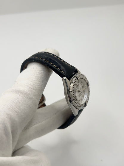 Montre Breitling Callistino A72345 pour femme en acier, dotée d’un mouvement quartz fiable. Boîtier de 29 mm avec verre saphir résistant et cadran en nacre élégant sans chiffres. Bracelet en cuir avec boucle déployante en acier. Fonction date et étanchéité 10 ATM. Modèle de 2006 en très bon état, présentant de légères micro-rayures discrètes. Livrée avec coffret et papiers d’origine, idéale pour une montre de luxe d’occasion raffinée.