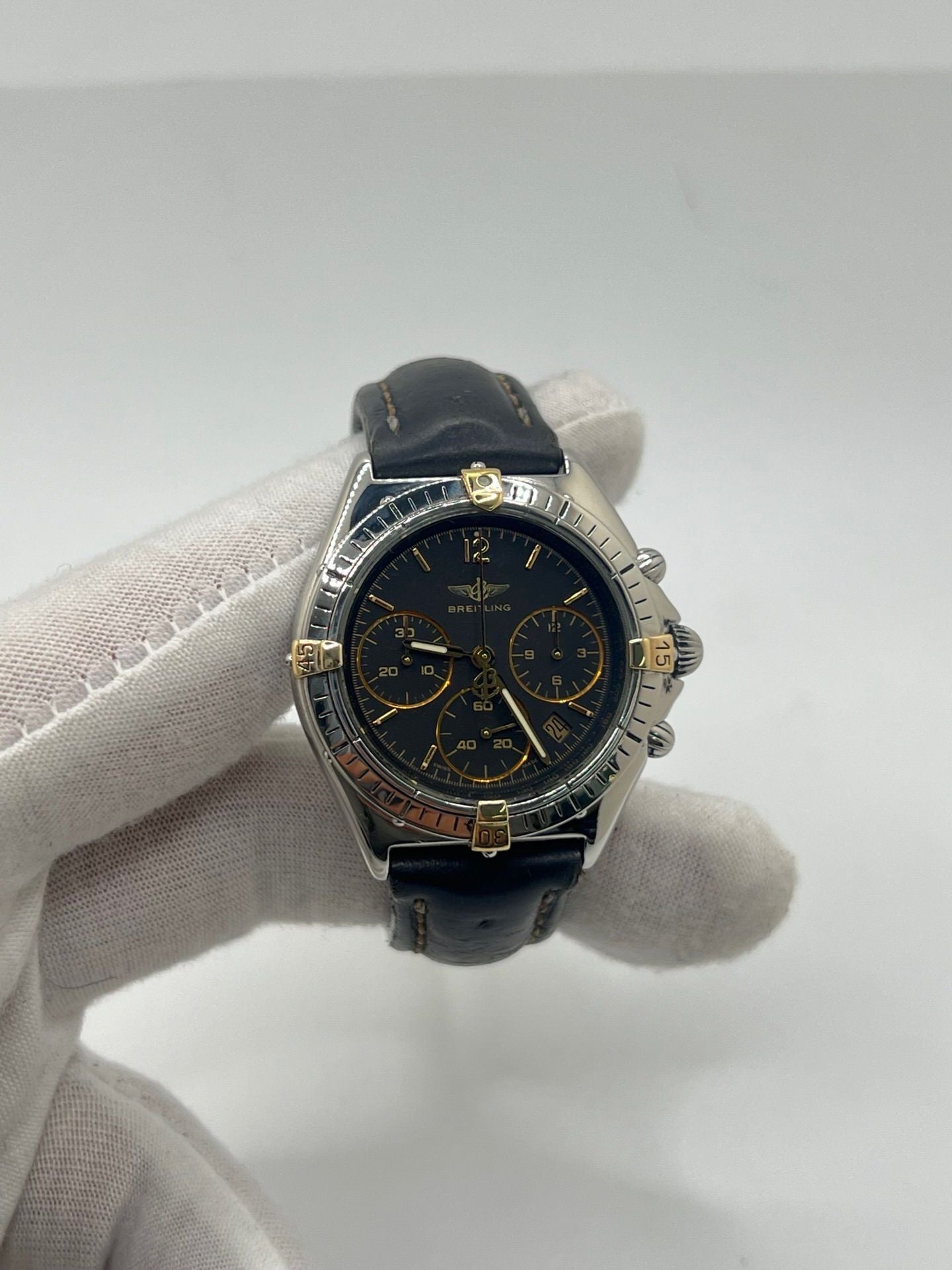 Découvrez la Breitling Chronomat référence 80350, une montre de luxe iconique alliant élégance et performance. Dotée d’un mouvement quartz précis, d’un boîtier en or et acier, d’un cadran noir et d’un bracelet en cuir, elle incarne le savoir-faire horloger suisse.