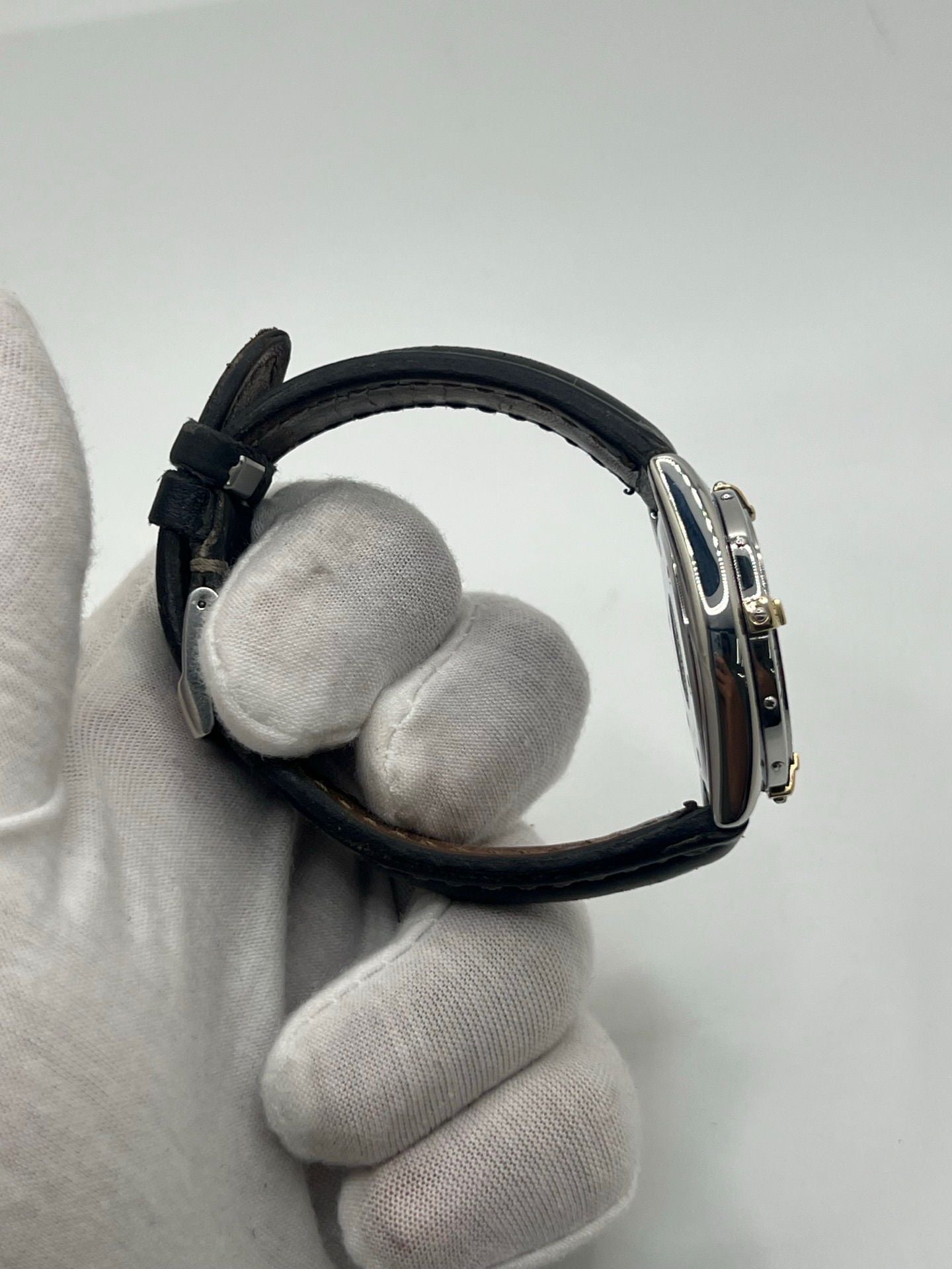 Découvrez la Breitling Chronomat référence 80350, une montre de luxe iconique alliant élégance et performance. Dotée d’un mouvement quartz précis, d’un boîtier en or et acier, d’un cadran noir et d’un bracelet en cuir, elle incarne le savoir-faire horloger suisse.