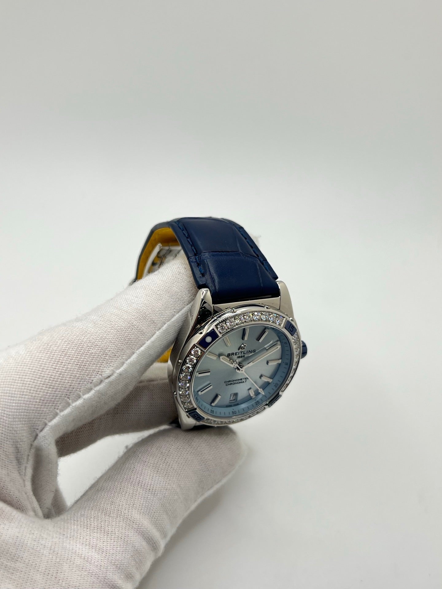 Montre Breitling Chronomat A17356531C1P1 en acier avec cadran bleu et bracelet en cuir de crocodile bleu. Modèle automatique avec réserve de marche de 38h, étanche 10 ATM et verre saphir. Édition diamantée élégante, idéale pour collectionneurs. Style luxueux et finition raffinée, état d’occasion très bon. Sans coffret ni papiers d’origine. 