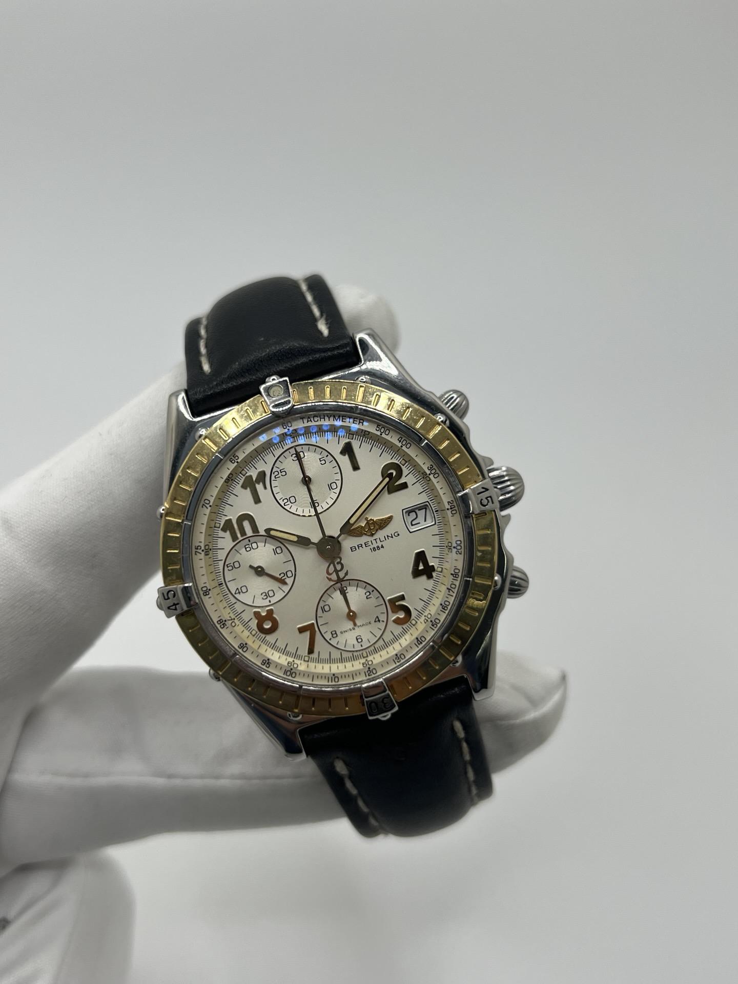 Chronographe Breitling Chronomat référence D13048, montre de luxe suisse emblématique au design sportif et élégant. Ce modèle présente un boîtier robuste, une lunette caractéristique de la collection Chronomat et un cadran avec compteurs de chronographe offrant une excellente lisibilité. Appréciée des passionnés d’horlogerie, la Breitling Chronomat incarne la précision, la fiabilité et le savoir-faire horloger suisse.