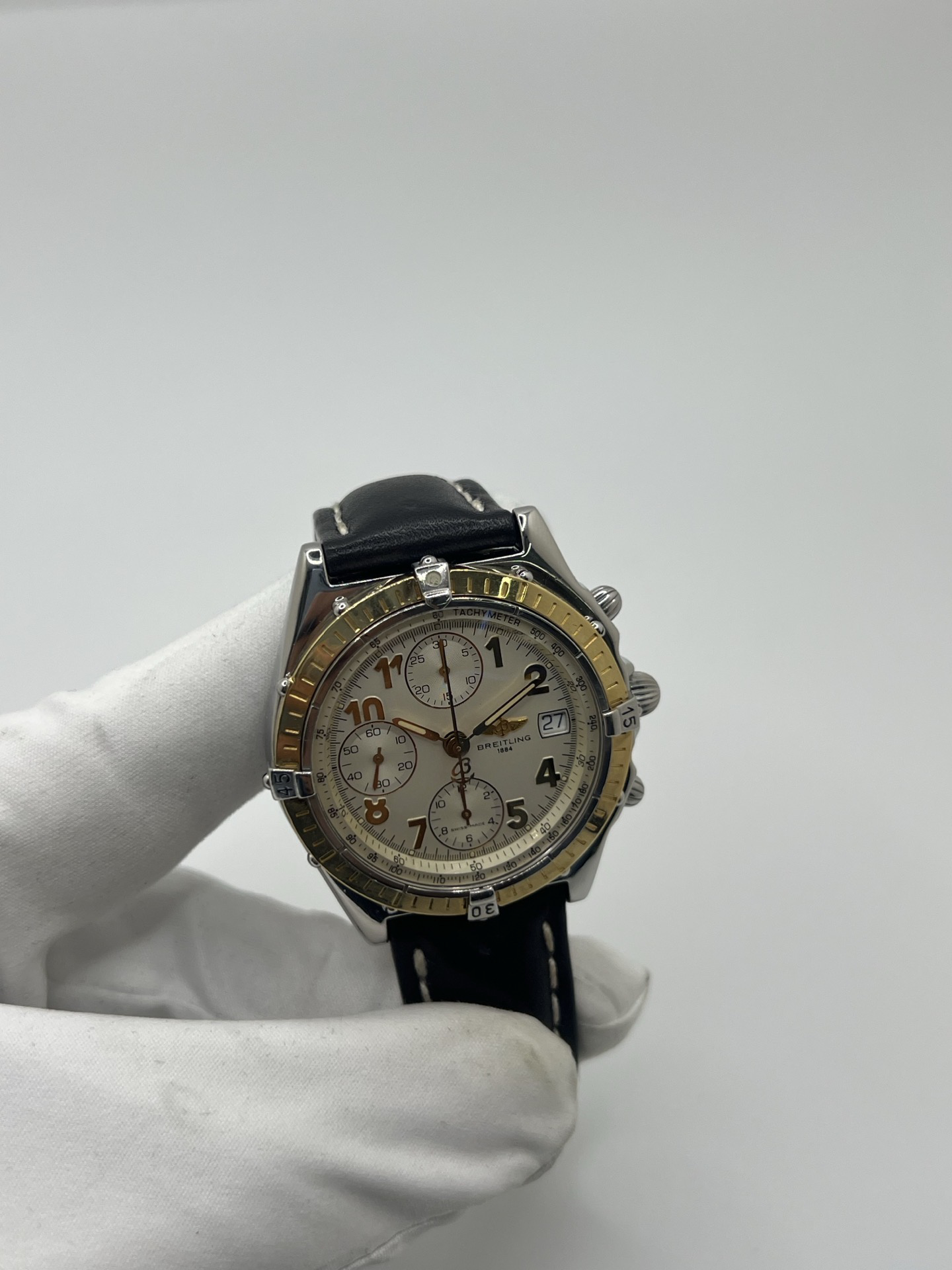 Chronographe Breitling Chronomat référence D13048, montre de luxe suisse emblématique au design sportif et élégant. Ce modèle présente un boîtier robuste, une lunette caractéristique de la collection Chronomat et un cadran avec compteurs de chronographe offrant une excellente lisibilité. Appréciée des passionnés d’horlogerie, la Breitling Chronomat incarne la précision, la fiabilité et le savoir-faire horloger suisse.