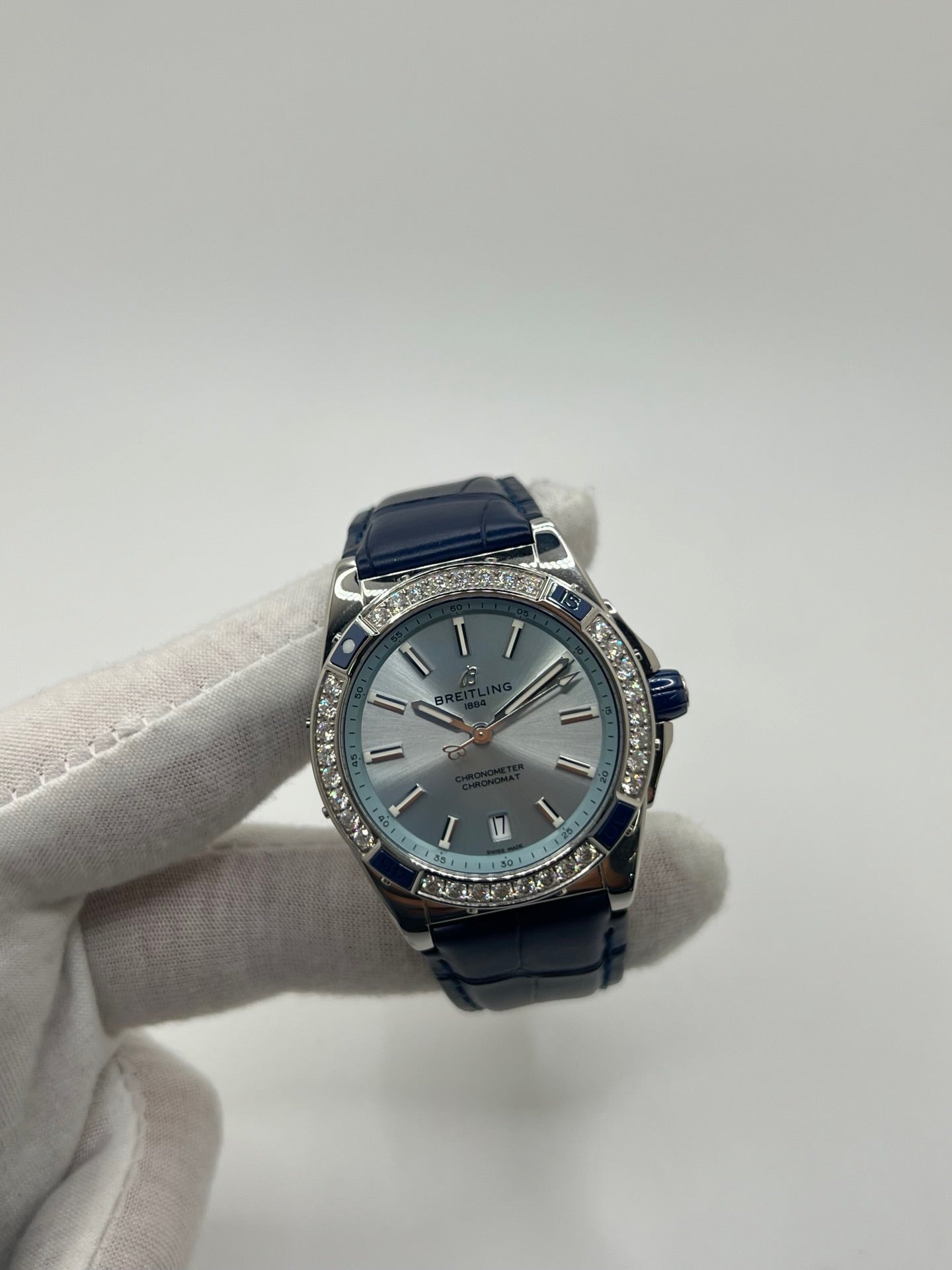 Montre Breitling Chronomat A17356531C1P1 en acier avec cadran bleu et bracelet en cuir de crocodile bleu. Modèle automatique avec réserve de marche de 38h, étanche 10 ATM et verre saphir. Édition diamantée élégante, idéale pour collectionneurs. Style luxueux et finition raffinée, état d’occasion très bon. Sans coffret ni papiers d’origine. 